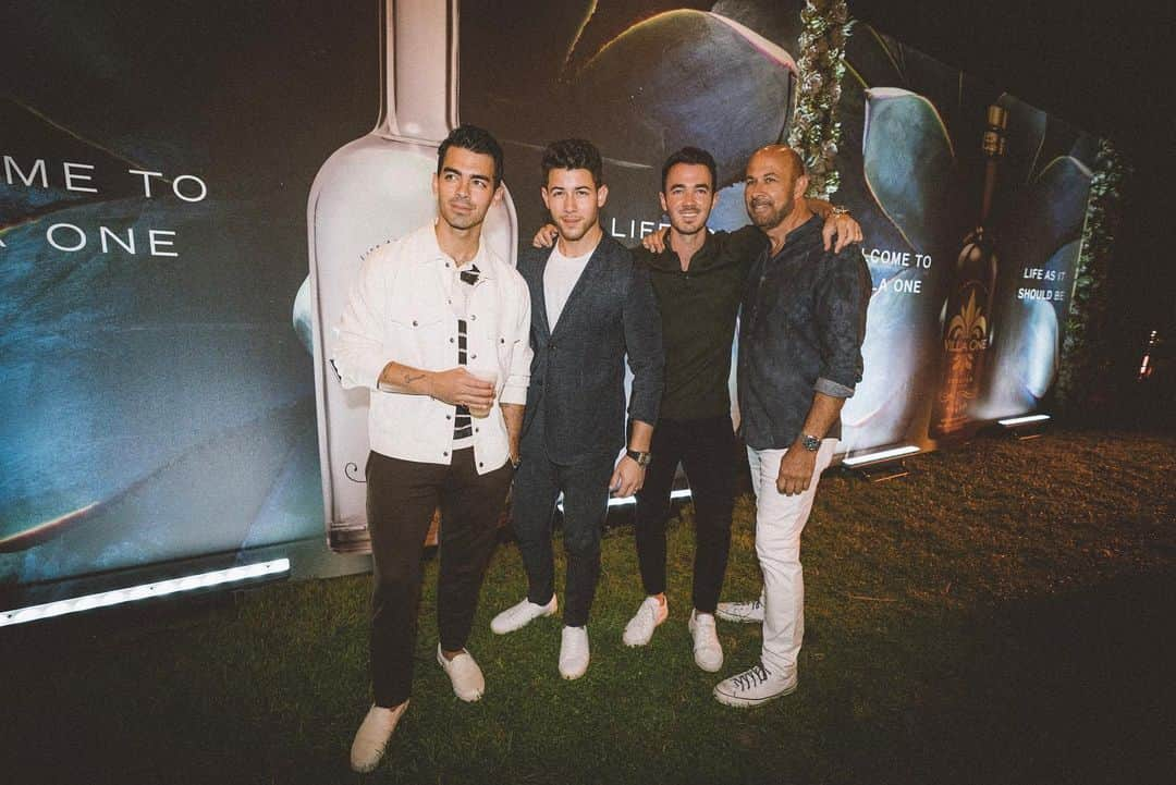 ジョー・ジョナスさんのインスタグラム写真 - (ジョー・ジョナスInstagram)「Congrats @nickjonas and @johnvarvatos! Here’s to @villaone and #LifeAsItShouldBe 🥃」9月2日 12時47分 - joejonas