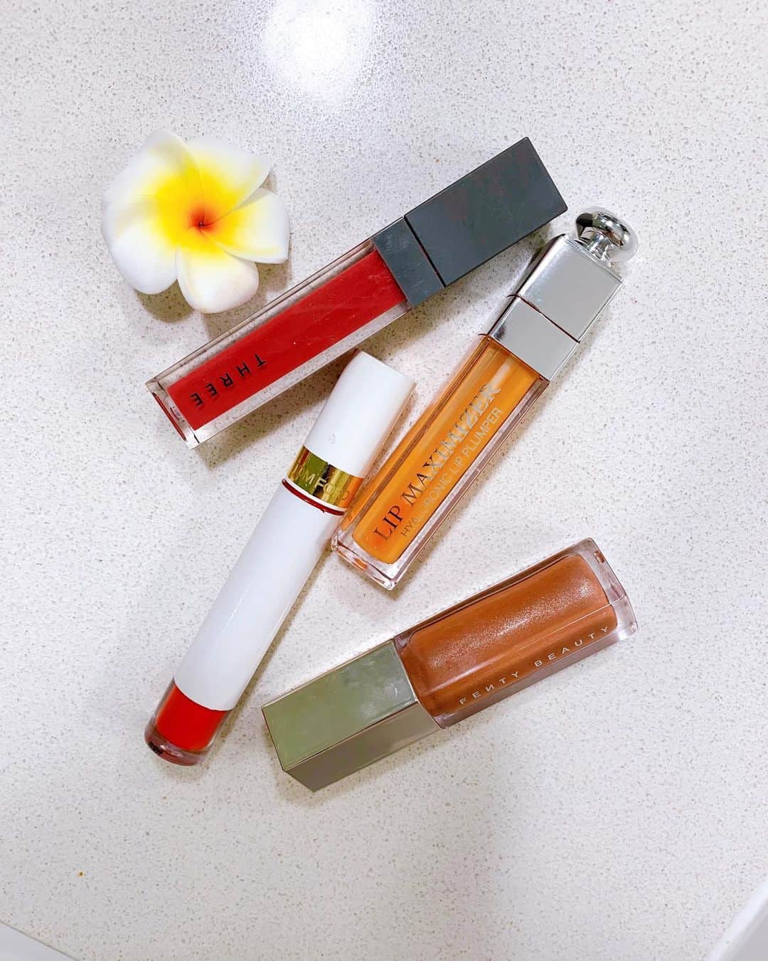 のインスタグラム：「ハワイに持って行ったリップたち💄 Diorのマキシマイザーは本当にお気に入り！ TOMFORDのティントをつけてその上からマキシマイザーのオレンジつけるの🍊 あとはブラウンコーデの時はFENTY BEAUTYのブラウンリップ😍 ． ． #hawaii #cosme #コスメ #リップ #diormaximizer #dior #tomford #fentybeauty #オレンジリップ #THREE #マキシマイザー #コスメ好きさんと繋がりたい #makeup #女子旅 #travel」