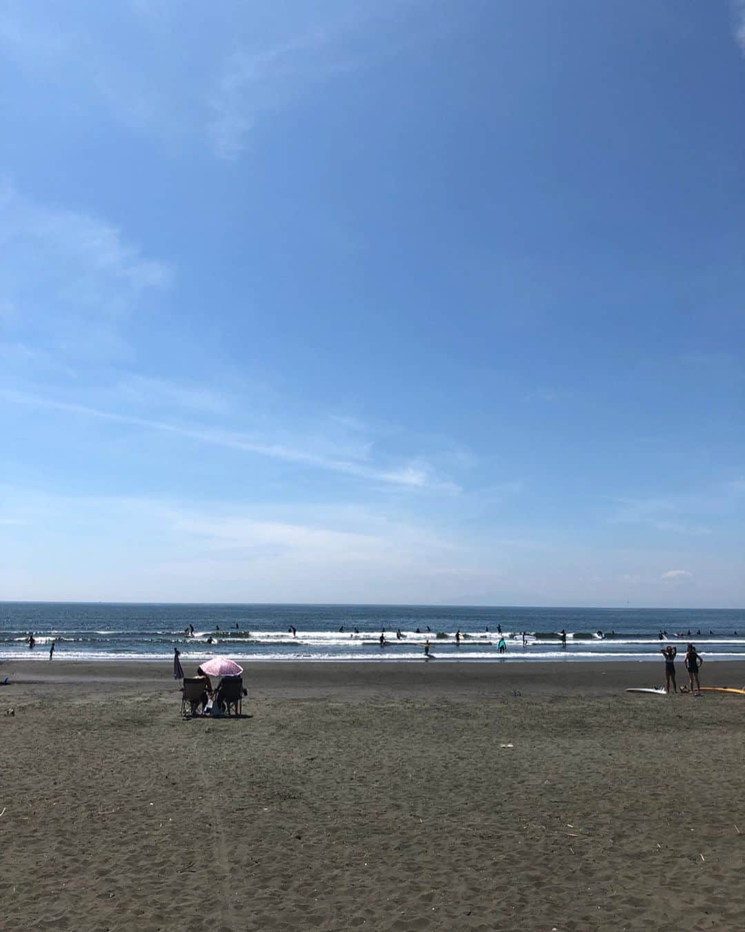 小坂温子さんのインスタグラム写真 - (小坂温子Instagram)「まだ夏やん🐶🏖👙🏄‍♀️ 砂あちち🦵💦 今日は、初心者にいい波だったみたいです☺️👍🏄‍♀️✨ #サーフィン  #楽しかった  #メイちゃん  #頭の毛伸びたね  #ちょんちょんチョビ毛 #海でパラソル」9月2日 12時51分 - kosaka_atsuko