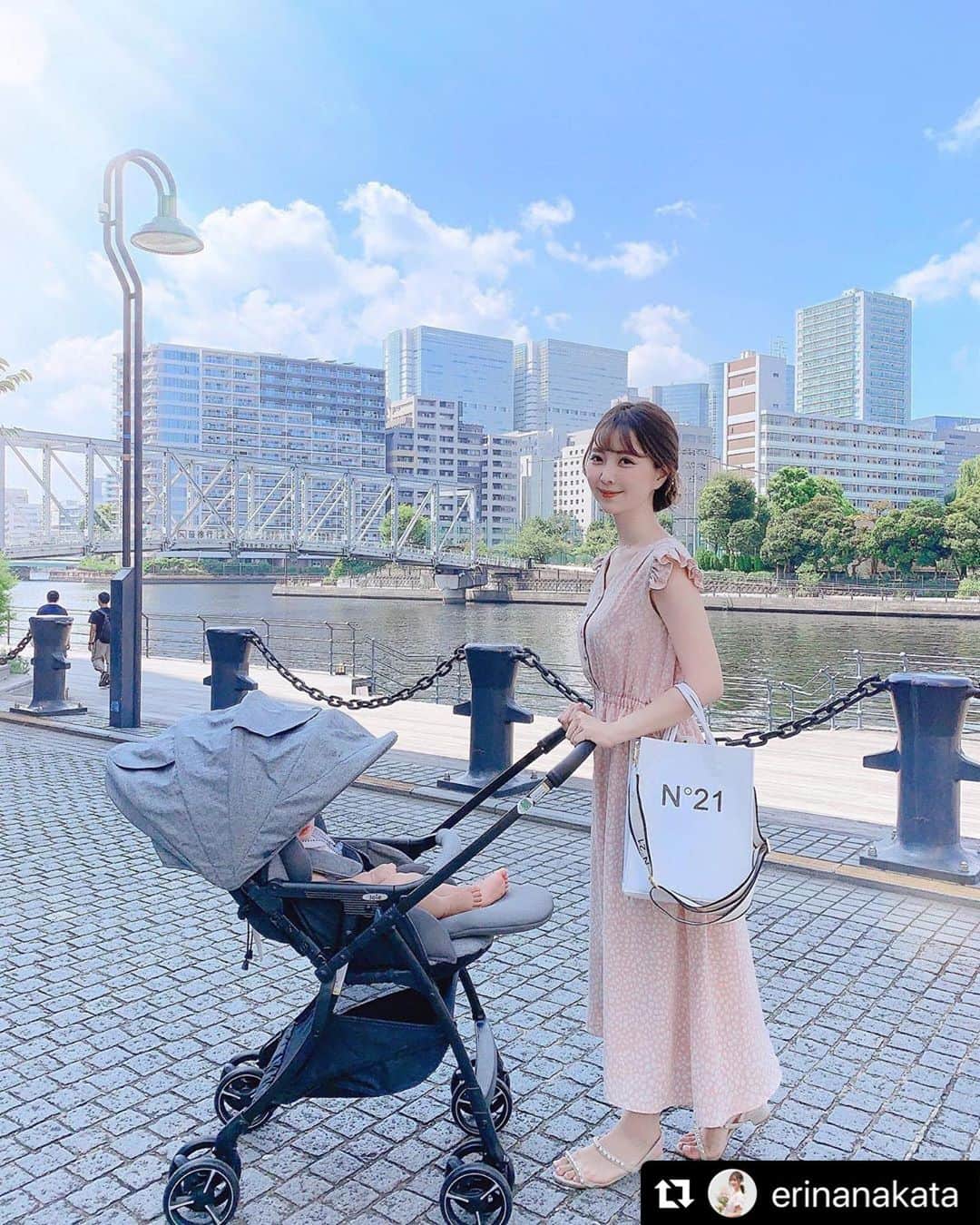 KATOJI（カトージ）さんのインスタグラム写真 - (KATOJI（カトージ）Instagram)「. 上品なお色味のベビーカーで楽しくお出かけ💫 . #Repost @erinanakata with @make_repost ・・・ . . お出掛け🕊 青空が綺麗だな〜🌈 . この日はnewベビーカー🐾 @joie_japan のスマバギ クロム🇬🇧 . タイヤが2輪で小回りがきく・コンパクトで軽量・両対面・ハイシート・収納カゴが大きい という大事なポイントを全部おさえてるベビーカー💓 . 👶🏻も重くなってきたので抱っこしたまま片手で簡単に畳めて持ち運びが軽いのは本当に助かります😌 . ふかふかクッションはチャイルドシートと同じパッドを使っていて安全性も高くとっても快適そう👶🏻 . 涼しくなってきたから沢山お散歩行こうね❤︎ . @katoji_official の出産準備フェアでちょうどお得になってるのでお探しの方がいらしたらチェックしてみてください🕊 . . #ベビーカーレポ #ベビーカー #joie #joieベビーカー #スマバギ4wd #スマバギベビーカー #katoji #カトージ」9月2日 13時04分 - katoji_official