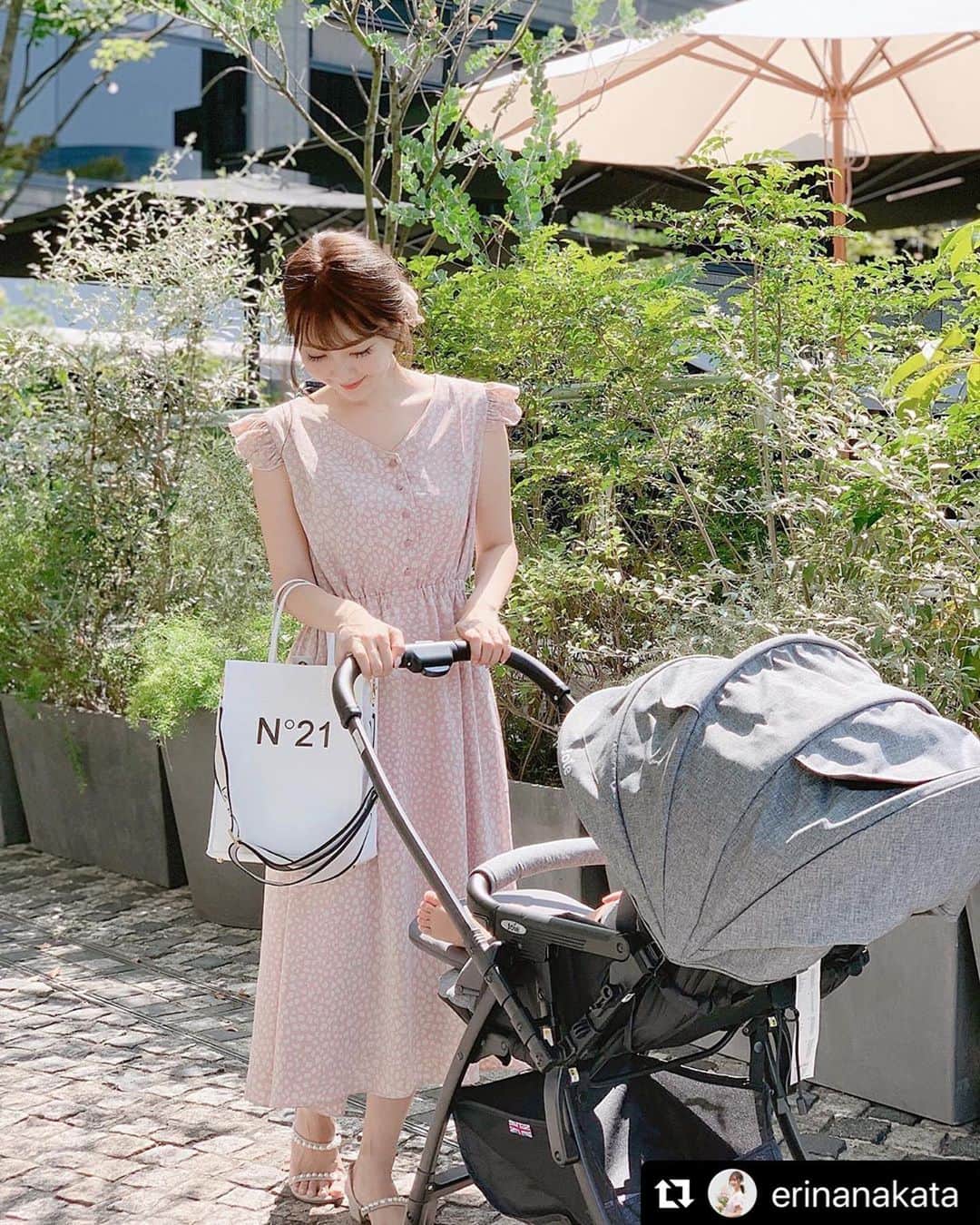KATOJI（カトージ）さんのインスタグラム写真 - (KATOJI（カトージ）Instagram)「. 上品なお色味のベビーカーで楽しくお出かけ💫 . #Repost @erinanakata with @make_repost ・・・ . . お出掛け🕊 青空が綺麗だな〜🌈 . この日はnewベビーカー🐾 @joie_japan のスマバギ クロム🇬🇧 . タイヤが2輪で小回りがきく・コンパクトで軽量・両対面・ハイシート・収納カゴが大きい という大事なポイントを全部おさえてるベビーカー💓 . 👶🏻も重くなってきたので抱っこしたまま片手で簡単に畳めて持ち運びが軽いのは本当に助かります😌 . ふかふかクッションはチャイルドシートと同じパッドを使っていて安全性も高くとっても快適そう👶🏻 . 涼しくなってきたから沢山お散歩行こうね❤︎ . @katoji_official の出産準備フェアでちょうどお得になってるのでお探しの方がいらしたらチェックしてみてください🕊 . . #ベビーカーレポ #ベビーカー #joie #joieベビーカー #スマバギ4wd #スマバギベビーカー #katoji #カトージ」9月2日 13時04分 - katoji_official