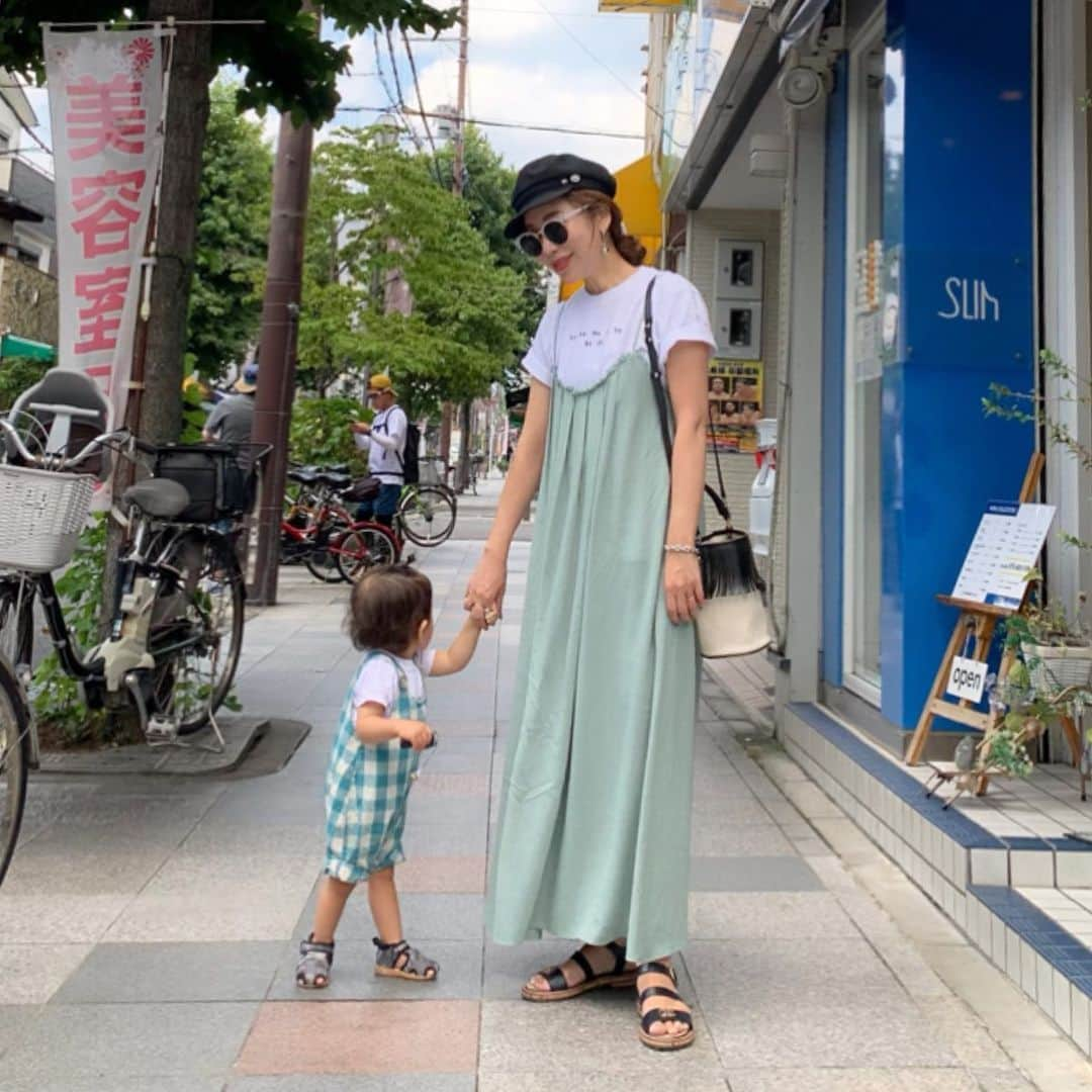 rinさんのインスタグラム写真 - (rinInstagram)「⋆ ⋆ 先週の👩‍👦💕 気付けば9月😂 ⋆ お気に入りの @baybeeonline_  楽ちんワンピは今日の22時に再入荷🔜 ⋆ ロゴteeに合わせも可愛いし、 写真撮ってないけどベージュの ボーダーロンteeに合わせても 可愛いかった👌‼︎ ⋆ ベージュのフリルオールインワンも 再入荷するので是非チェックして みて下さいね♥️♥️♥️ ⋆ ⋆ #fashion#ootd#coordinate#baybeeonline#outfit#mamafashion#fashionsnap#baybeeonline#ayakobag#chanel#glowplus#accessorykeico #コーデ#おやこーで#親子リンク#親子リンクコーデ#親子コーデ#息子コーデ#コーディネート#今日のコーデ#ファッション#ママコーデ#おとこのこママ#ママガール#ママファッション#シンプルコーデ」9月2日 12時57分 - rinrin87