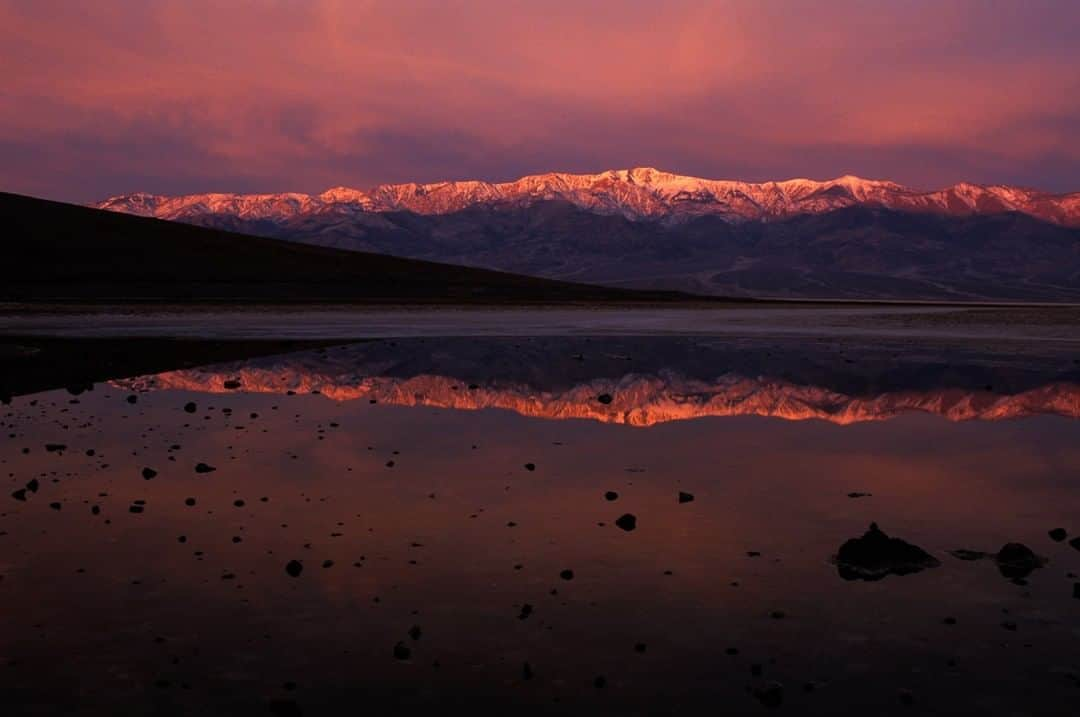 National Geographic Travelさんのインスタグラム写真 - (National Geographic TravelInstagram)「Photo by @michaelclarkphoto | The Panamint mountains are reflected  in the pools at Badwater Point in Death Valley National Park, California. #deathvalley #nationalpark #california #badwaterpoint」9月2日 13時01分 - natgeotravel