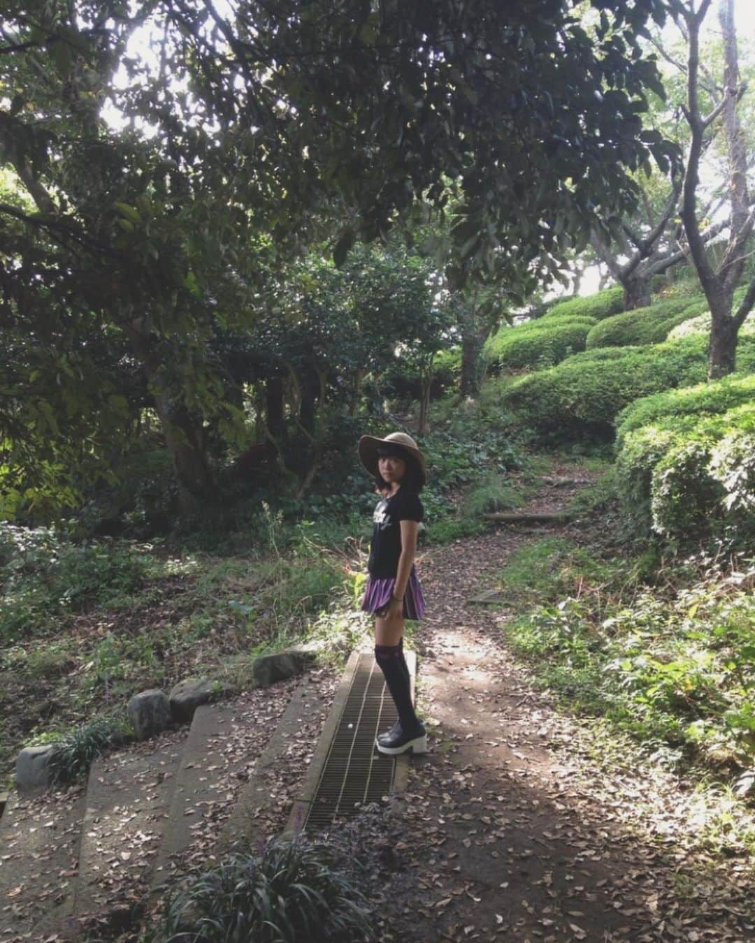 島崎友莉亜さんのインスタグラム写真 - (島崎友莉亜Instagram)「むかしの写真をみつけた！ 実はゆり、森からやって来ました🐾  #ユリボックル #むかしのあだ名 #中1くらい #森 #ころころぷりぷり」9月2日 13時13分 - yuria_shimazaki_uug2ki