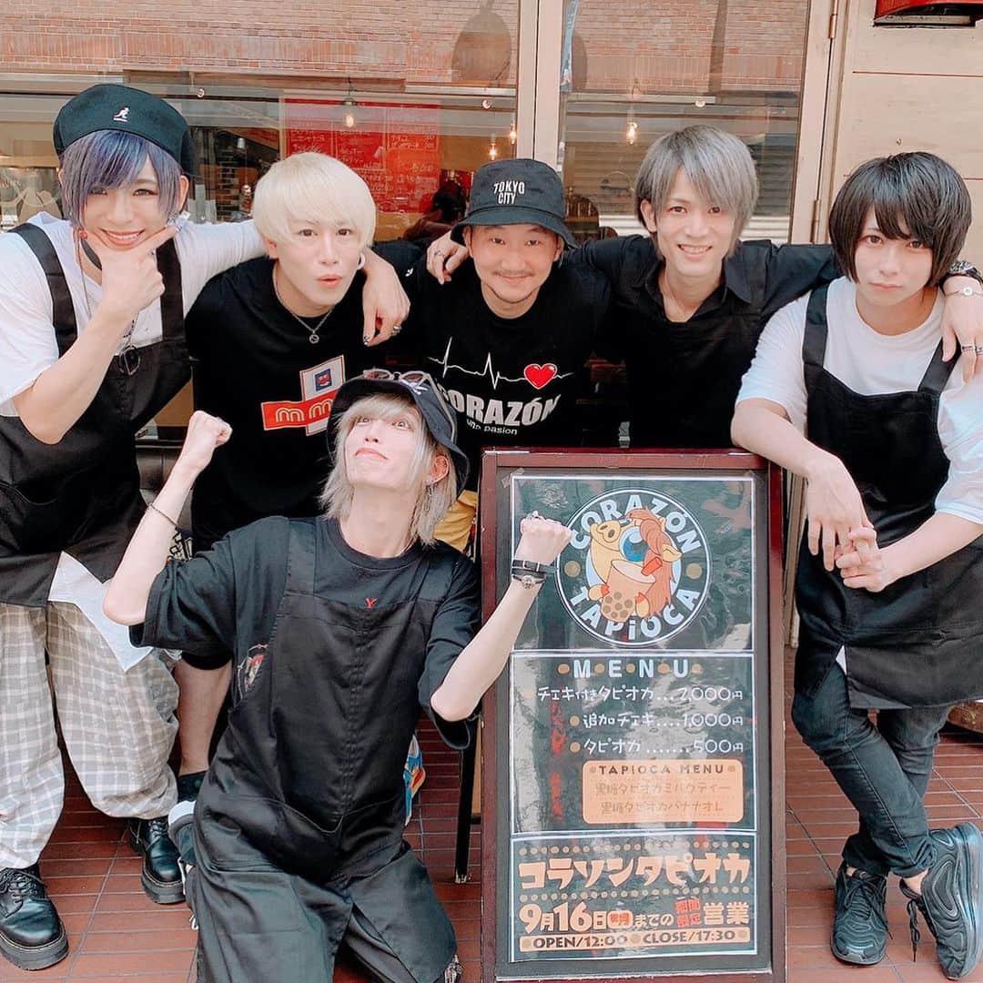 植田朝日のインスタグラム：「😀😀😀﻿ ﻿ 本日、『コラソンタピオカ』期間限定オープンで〜す。﻿ ﻿ 初日のゲストは、ぶらっくしーぷしんどろーむ。さん。﻿ ﻿ オープン直後から大盛況ありがとう‼️﻿ ﻿ #コラソンタピオカ #コラソンコラボ #黒羊症候群」