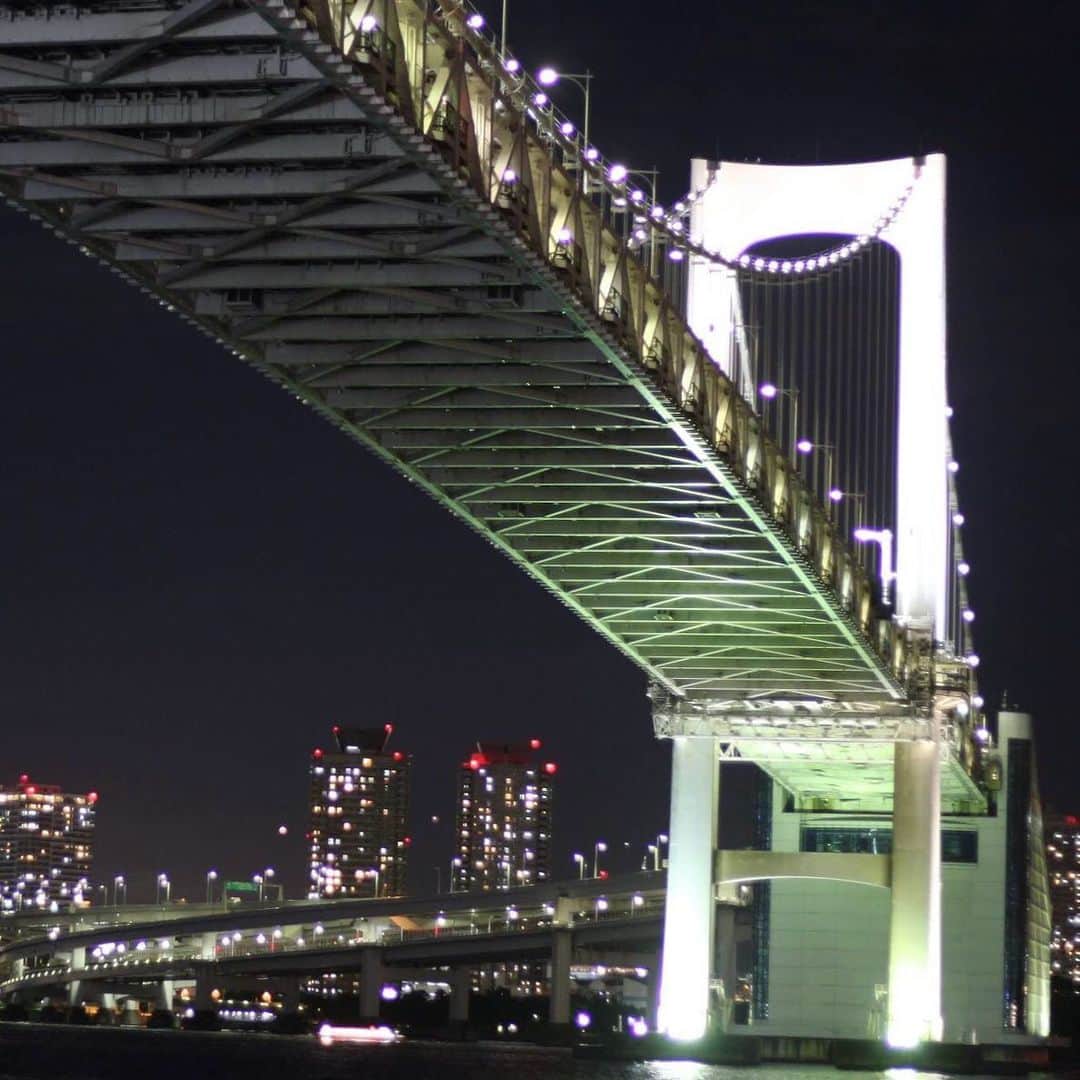 のインスタグラム：「金曜の夜、レインボーブリッジのたもとで撮影。 レインボーブリッジ、工場夜景、雨フォトまだまだ練習中。 濡れながらたくさんの表情を見せてくれた Model:あやかさん  #芝浦埠頭 #雨フォト #工場夜景 #夜景 #橋 #橋台 #橋脚 #橋 #橋台 #一眼レフ #一眼レフ初心者 #ファインダー越しの私の世界  #写真好きな人と繋がりたい #写真撮ってる人と繋がりたい」