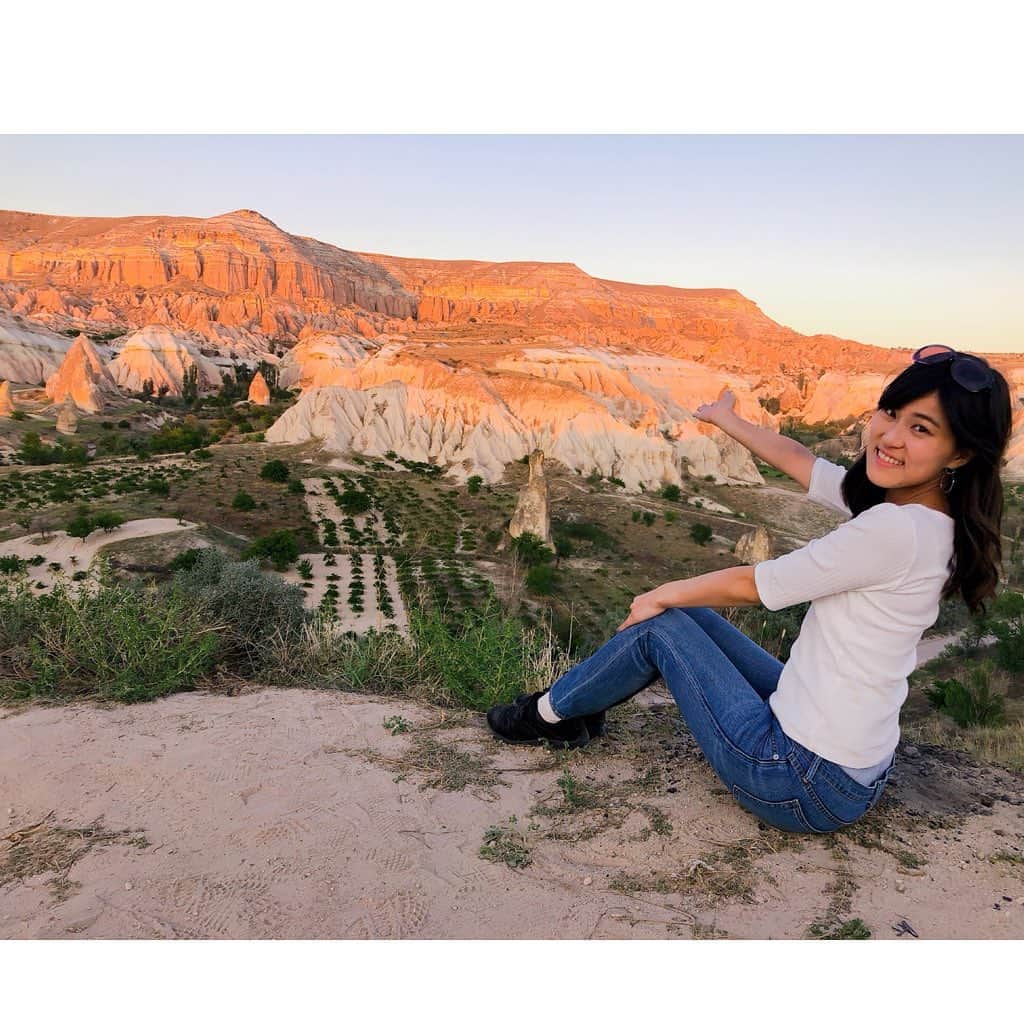 竹内里奈さんのインスタグラム写真 - (竹内里奈Instagram)「🇹🇷トルコ旅行inカッパドキア🎈 バギーに乗って、 カッパドキアの広大な自然の中を駆け回りましたよ😎  夕陽にあたるとピンク色に染まることから 名前が付けられたローズ・バレー。絶景でした✨  #バギー #トルコ旅行 #トルコ好き #カッパドキア #ローズバレー #世界の絶景 #旅行好きな人と繋がりたい #女子旅 #アナウンサー #フリーアナウンサー #竹内里奈 ※もちろん運転中はヘルメットをしています笑」9月2日 13時15分 - rina.takeuch