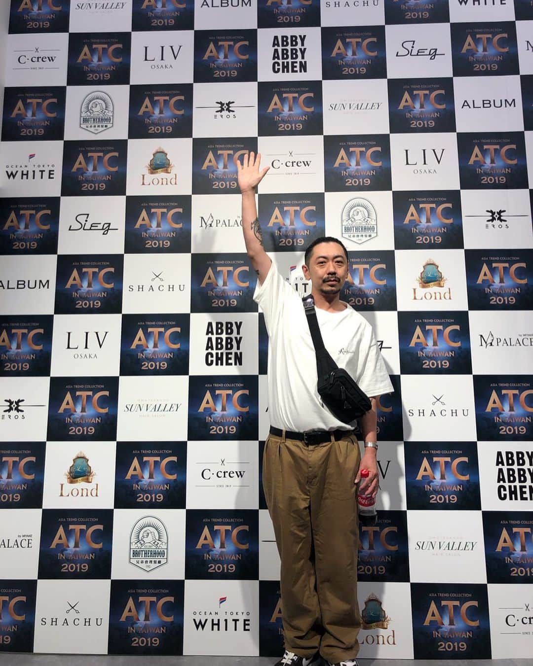 のインスタグラム：「昨日飲み過ぎた人〜🙋‍♂️ * * * * * * * * * * #atc#台湾#taiwan #ヘアーショー#美容師#ヘアメイク#楽しすぎて#飲みすぎた#でも#出番#夜#だから#大丈夫#台湾❤️#みんな最高」