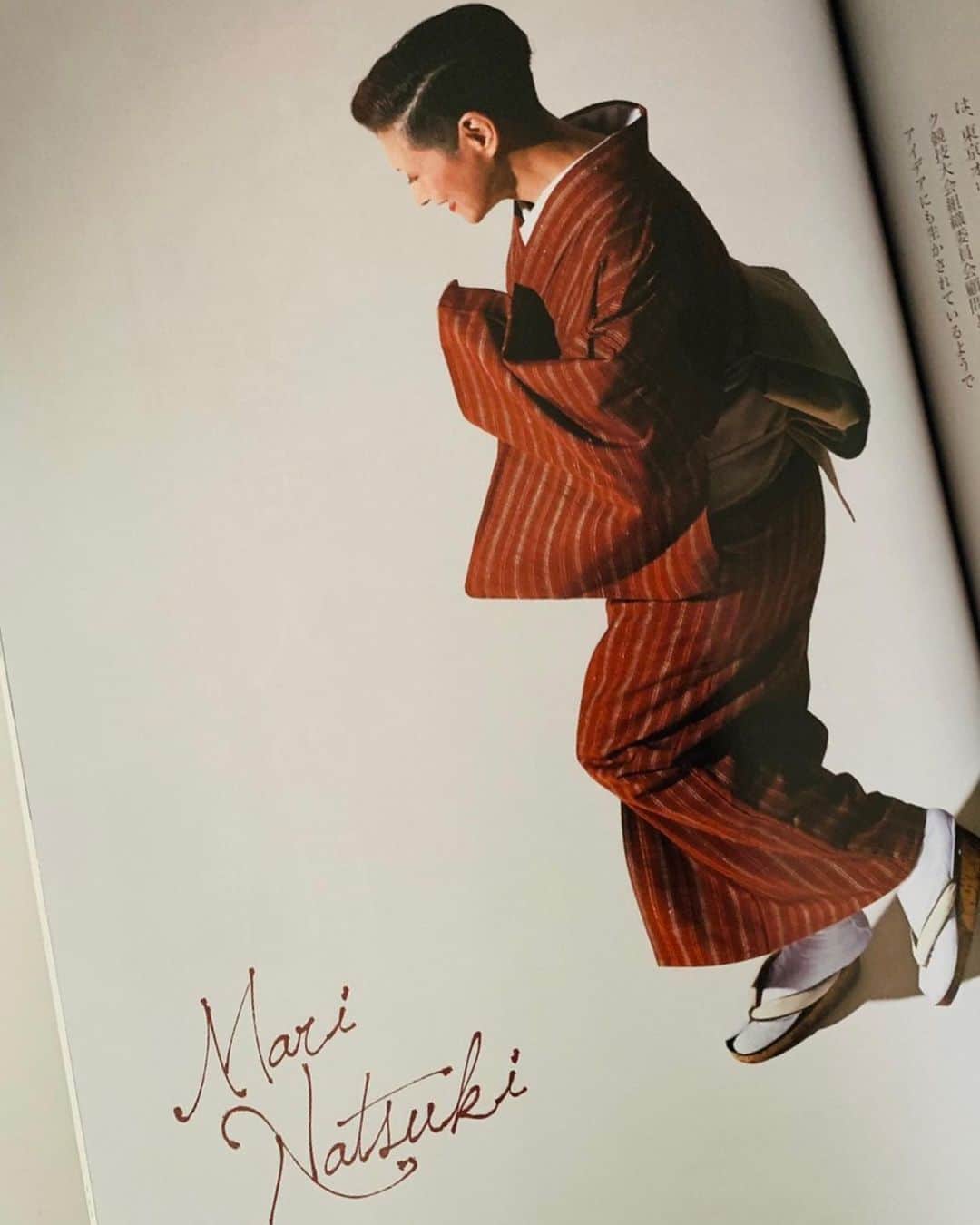 のインスタグラム：「ダイワハウスさんの コミュニケーション誌 「okaeri」にてインタビューが掲載さてまーす👀  #DaiwaHouse #okaeri #CommunicationMagazine #kimono  #手織り真綿紬単衣 #信州紬の八寸名古屋帯 #アンティーク 木彫の蔦帯留 #楊柳半襟 #コルク台の草履 #夏木マリ #NATSUKIROCK @mari_natsuki」
