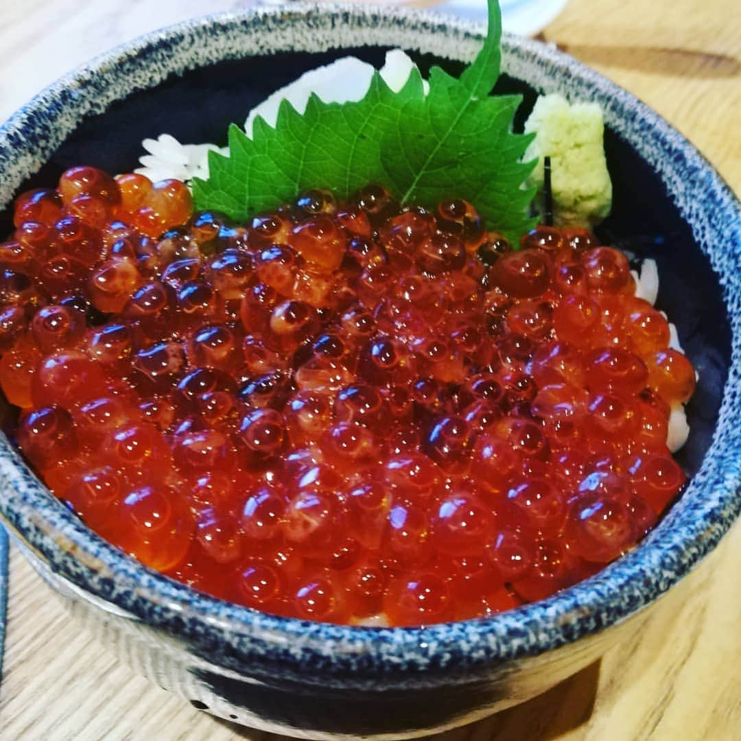 小尾渚沙さんのインスタグラム写真 - (小尾渚沙Instagram)「念願の、味噌ラーメン「雪風」とジンギスカン「だるま」を制覇！！ 40分並んだ甲斐がありました！(ToT) . 他にも美味しいもの沢山食べてパワーチャージ完了です！ 今週も17時からは『NACK Nパス』にお付き合いくださーい♡♡ . #弾丸旅行 #母娘 #母娘旅行 #札幌グルメ #はしご酒 #札幌 #すすきの #飲兵衛親子  #味噌ラーメン #雪風 #雪あかり #ジンギスカン #だるま #成吉思汗だるま #イクラ丼 #鮨棗 #ほっけ #サッポロクラシック  #小尾ールタイム #NACK5 #nパス795 #小尾渚沙」9月2日 13時23分 - obi_nagisa