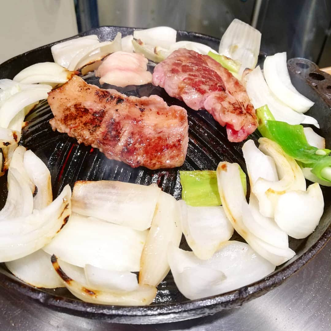 小尾渚沙さんのインスタグラム写真 - (小尾渚沙Instagram)「念願の、味噌ラーメン「雪風」とジンギスカン「だるま」を制覇！！ 40分並んだ甲斐がありました！(ToT) . 他にも美味しいもの沢山食べてパワーチャージ完了です！ 今週も17時からは『NACK Nパス』にお付き合いくださーい♡♡ . #弾丸旅行 #母娘 #母娘旅行 #札幌グルメ #はしご酒 #札幌 #すすきの #飲兵衛親子  #味噌ラーメン #雪風 #雪あかり #ジンギスカン #だるま #成吉思汗だるま #イクラ丼 #鮨棗 #ほっけ #サッポロクラシック  #小尾ールタイム #NACK5 #nパス795 #小尾渚沙」9月2日 13時23分 - obi_nagisa