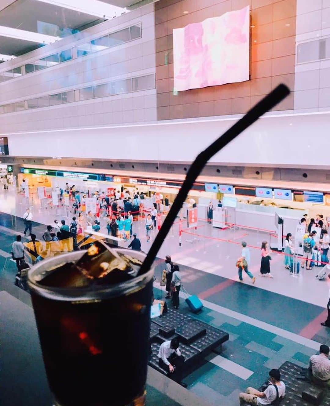 美川憲二さんのインスタグラム写真 - (美川憲二Instagram)「羽田空港よ〜😊✌️✨✨✨✨✨ 今日はこれから またまた札幌までお仕事行ってきまーす‼️✈️💨💨 #羽田空港第1ターミナル  #stampscafe  #コーヒータイム  #札幌までお仕事 #行ってきます  #美川憲二 #ものまね」9月2日 13時25分 - mikawakenji