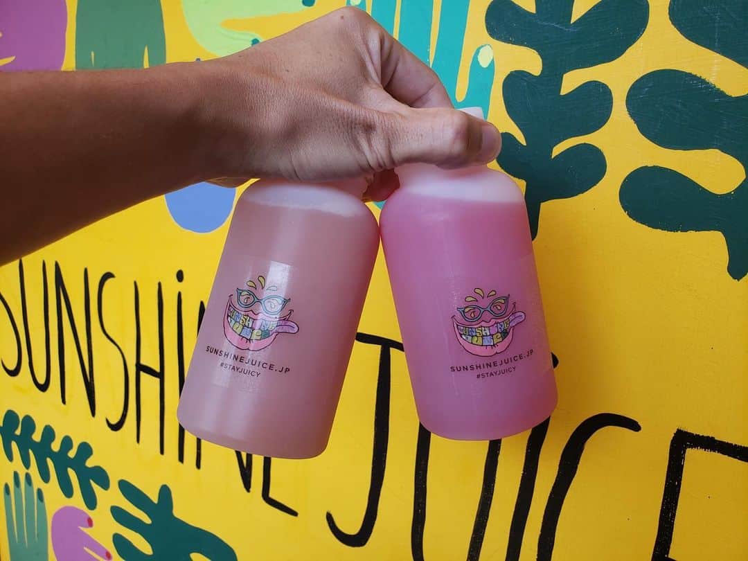 Sunshine Juiceさんのインスタグラム写真 - (Sunshine JuiceInstagram)「夏ももうすぐ終わっちゃいますよー🌞そんな訳で夏に大人気のスイカジュースとトマトジュース、そしてビキニクレンズも、今週から来週の収穫状況次第で今年も終了になります。夏の終わりにぜひ！なお9月中に秋の新作ジュースも予定していますので楽しみに🌿 our summer time specials, watermelon juice and tomato juice , will be out of the season soon, depending on how long our farmers can get the produce but seems like within next 1week or so. both juices are super refreshing and delicious, make sure you try them before it’s over🙋‍♂️ #stayjuicy #sunshinejuice #coldpressedjuice #cleanse #watermelon #tomato #サンシャインジュース #コールドプレスジュース #クレンズ #スイカジュース #トマトジュース #ビキニクレンズ #夏 #夏限定」9月2日 13時35分 - sunshinejuicetokyo
