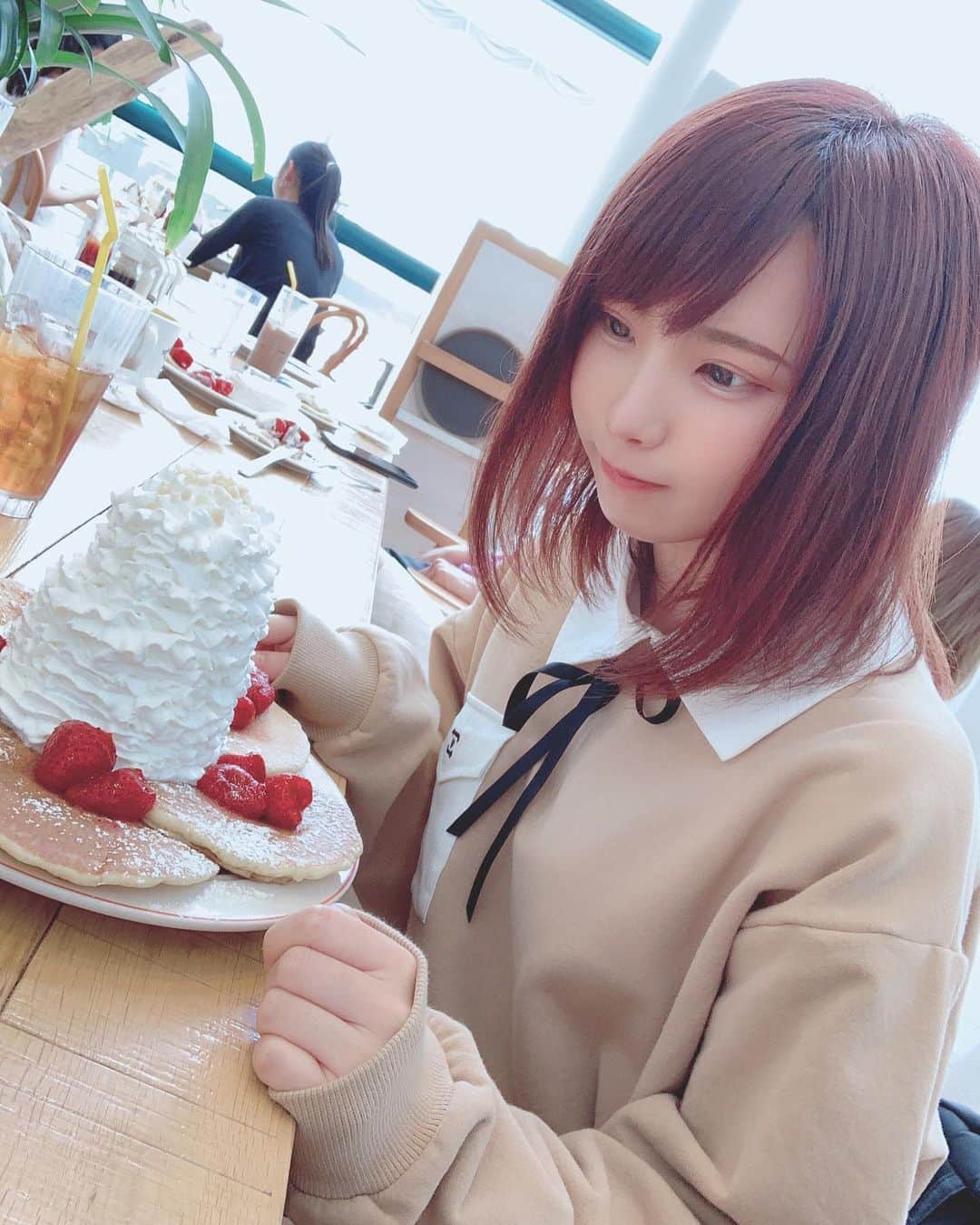 えなこさんのインスタグラム写真 - (えなこInstagram)「お仕事帰りにパンケーキ🥞🍓 マネージャーさんと半分こしたよ😋 #pancake #eggsnthings #honeycinnamon #japanesegirl」9月2日 13時43分 - enakorin