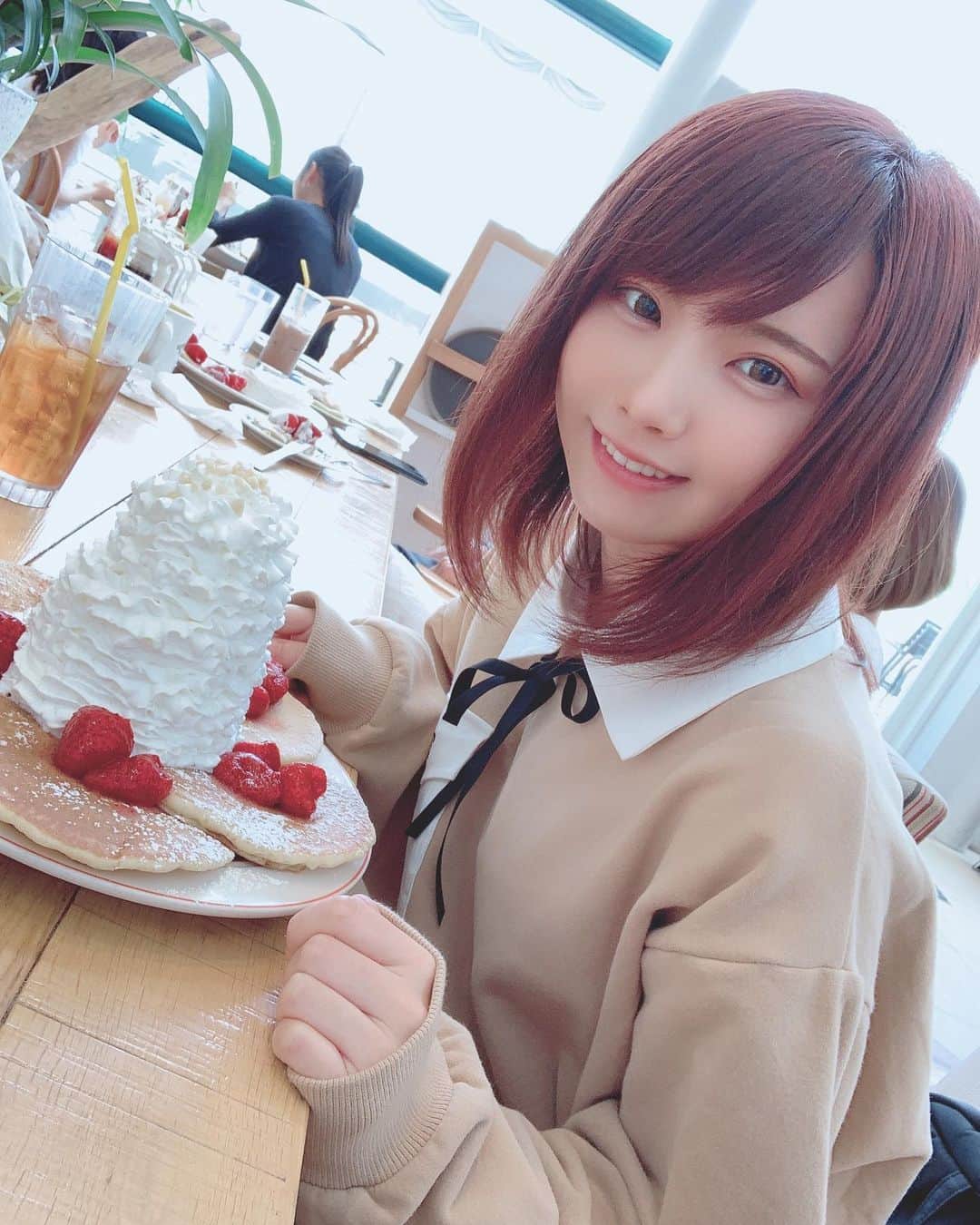 えなこさんのインスタグラム写真 - (えなこInstagram)「お仕事帰りにパンケーキ🥞🍓 マネージャーさんと半分こしたよ😋 #pancake #eggsnthings #honeycinnamon #japanesegirl」9月2日 13時43分 - enakorin