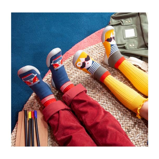 のインスタグラム：「The Collégien team wishes you all a very happy Back-to-School / Back-to-Work time! 😀 . Back-to-school means also more time for yourself! Slip on your Collégien slipper-socks and relax! You deserve some downtime! 😅😉 . Collégien souhaite une très belle rentrée à vos enfants, et vous souhaite une bonne reprise ! 😀 . Les enfants vont reprendre le chemin de l’école, enfin un peu de répit pour penser à vous ! 😉😅 Enfilez votre nouvelle paire de chaussons Collégien pour un moment de détente rien que pour vous ! 😊 . #collegien #collegien_officiel #madeinfrance #instamum #backtoschool #Тапочкиносочки #slippers #fancy #slippers #обувьдлямалышей #дети #инстамама #обувьдляпервыхшагов #товарыдлядетей #дляпервыхшагов #spring #폼폼삭슈 #꼴레지앙 #우린이꺼#꼴레지앙#폼폼#collegien #slippers #designerslippers #babbucce #hausschuhe」