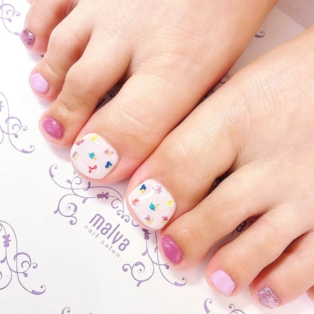 nailsalon malva（ネイルサロンマルヴァ）さんのインスタグラム写真 - (nailsalon malva（ネイルサロンマルヴァ）Instagram)「お客様ネイル✯*･ :.｡⠀ ⠀ 《フットネイルキャンペーン045》⠀ ⠀ ドライフラワーとパープル系カラーで女子力高め💐⠀ ⠀ 大人気のデザイン💜⠀ ⠀ スワイプで動画もご覧いただけます⋆｡˚ ⋆｡˚ ❁⠀ ⠀ 💜💜💜💜💜💜💜💜⠀ ⠀  𝐧𝐚𝐢𝐥 𝐬𝐚𝐥𝐨𝐧  𝐦𝐚𝐥𝐯𝐚⠀ ⠀ ご予約はLINEからがオススメです☆⠀ 🌙原宿LINE ID→《@malvaで検索》⠀ ⠀ 全てのアートや料金表はHPからご覧いただけます✯*･ :.｡⠀ http://www.malvanail.com/sp/⠀ ⠀  #malva#マルヴァ#ネイル#gelnail#nail#nailart#naildesign#nailstagram#ジェル#gel#ジェルネイル#ネイルデザイン#原宿ネイル#nailsalon#ネイルサロン#ネイルチップ#森絵里香#malvaネイル#malvanail#ネイリスト募集#美甲#fashion#フットネイル#秋ネイル#네일#젤네일#甲油#指甲#beauty#ドライフラワー」9月2日 14時00分 - malva_nail