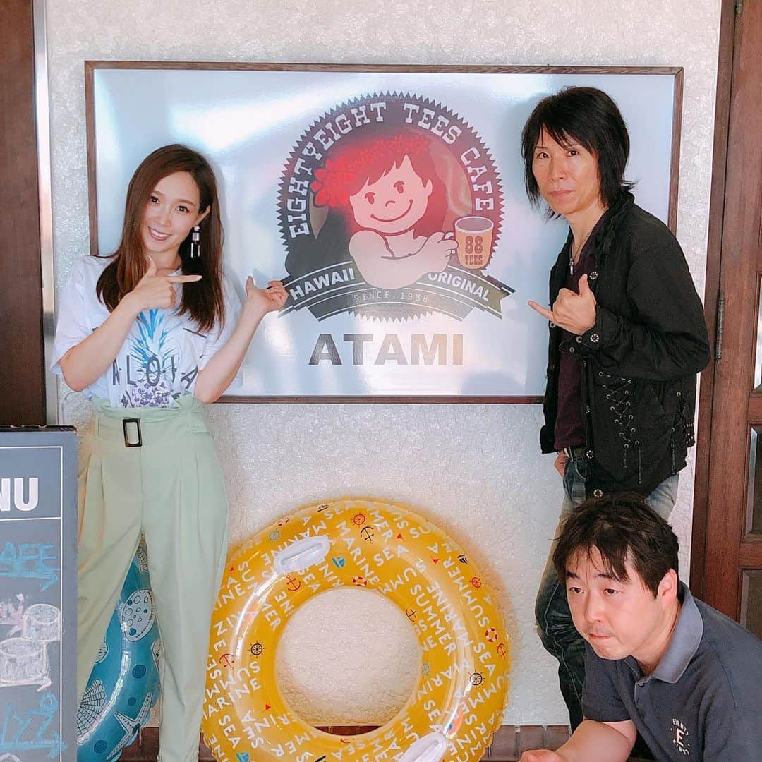 愛内里菜のインスタグラム：「熱海サンビーチの目の前の﻿ 88teesCAFE  ヤヤカフェに行ってきました‼️﻿ ﻿ ランチしたよ🍴﻿ ガーリックシュリンプは﻿ ノースショアのガーリックシュリンプ屋さんで﻿ 経験を積んで現地の味なんだって﻿ めっちゃ美味しかった‼️﻿ ﻿ フワフワパンケーキが﻿ 美味しすぎた😆🙏‼️﻿ ﻿ 88teesTシャツ ﻿ ILA SWIMTシャツも﻿ ハワイと同じものがゲットできます🙌🌈﻿ ﻿ #愛内里菜 改め #R として #歌手 再始動﻿ #垣内りか #垣内倶楽部 ﻿ #熱海 ﻿ #ハワイ﻿ #hawaii﻿ #ハワイ大好き #熱海カフェ  @88teesofficial  @88teesfamily  @shop_ila_swim  @kojinw8」