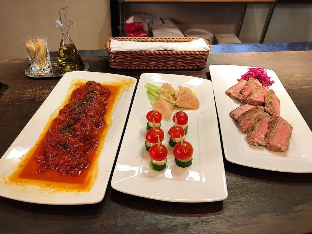 日本テレビ「偽装不倫」のインスタグラム：「9話の収録現場より﻿ スペイン料理屋‬“Hola Hola”🇪🇸のシーンで、カウンターに並べられていた料理をパシャリ🍽ピンチョスやお肉など、どれもこれもおいしそうです😋﻿ ﻿ #偽装不倫 #第9話 #9月4日 #水曜よる10時﻿ #日テレ #水ドラ #YLAB #LINEマンガ #文藝春秋 #東村アキコ﻿ ﻿ “HolaHola特製パエリア”と、“いかすみライスコロッケ”のレシピは、番組ホームページ内の“トピックス”で紹介中です🥘﻿ 【公式HP】﻿ https://www.ntv.co.jp/gisouhurin/」