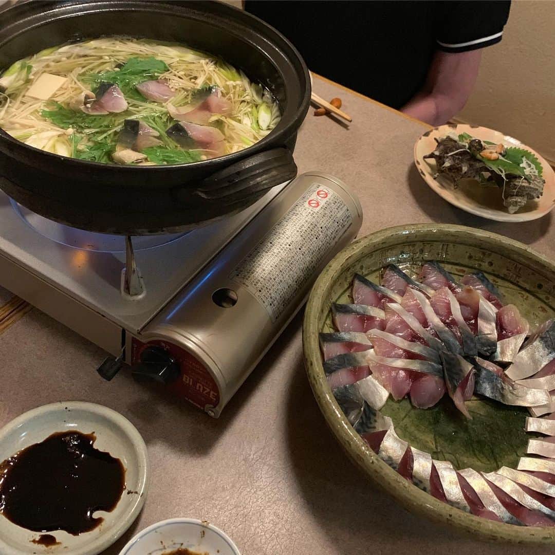 新垣泉子さんのインスタグラム写真 - (新垣泉子Instagram)「サバしゃぶ！！！ 『競馬BEAT』の打ち上げで、 鯖のお刺身かと思いきや、 なんと 『鯖しゃぶ』が出てきました！  すき焼きのように、溶き卵に入れていただくスタイル☆  めちゃくちゃ美味しかったです(^-^) お料理が美味しいと、ついお酒もすすんで話も盛り上がります☆ 『楽笑』さん、いつもありがとうございます(^-^)☆ #競馬BEAT #打ち上げ #鯖しゃぶ #サバしゃぶ #楽笑 さん #tnc #アナウンサー #福岡グルメ #博多グルメ #魚料理 #グルメスタグラム #鍋 #しゃぶしゃぶ #福岡鍋」9月2日 14時12分 - motoko.arakaki