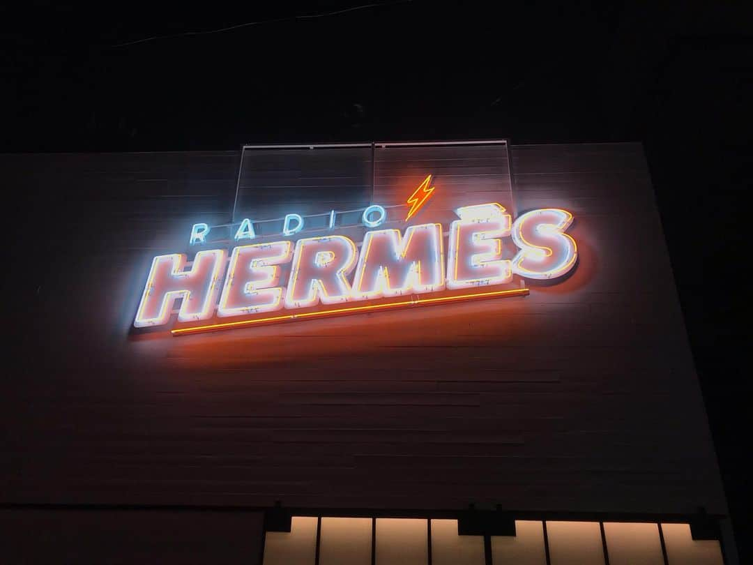 秋本祐希さんのインスタグラム写真 - (秋本祐希Instagram)「RADIO⚡️HERMES 9/31まで原宿にて開局🎧 ラジオブースがあったり  ランウェイで使われた音楽が聴けたり 坂本龍一さんと三味線演奏家の本條秀慈郎の LIVEをVRで体感できたりと 大人が楽しめる場所☺︎ いろいろカッコいい✨ 飲み友(仲間 笑)の よしろー&もりやん nice✨👍 #radiohermes #hermesradio #ラジオエルメス」9月2日 14時15分 - ayuuki0908