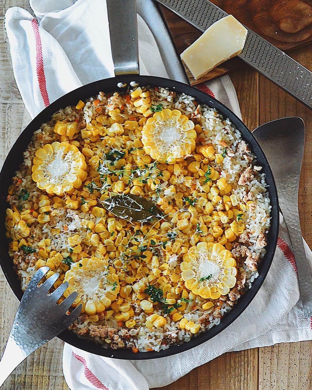 のインスタグラム：「🌽 paella for dinner. . とうもろこしの第二便が届いたので、今回は鶏ひき肉と一緒にカレー風味のパエリアに。 . . . . #とうもろこし #パエリア #夜ごはん #おうちごはん #フライパン #ikea #イケア #おうちごはんlover #うつわ #暮らし #vsco #vscofood #foodvsco  #igersjp  #フーディーテーブル #wp_deli_japan #kitchen #キッチン #dinner #paella」