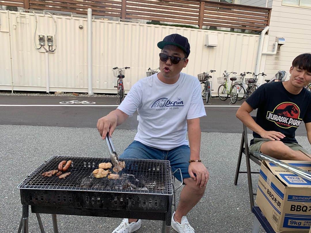 田崎佑一のインスタグラム：「BBQに集中し過ぎてお肉の焼けるジューーーっていう音を自分でも言うてしまっていたようです。後輩も引いています。」