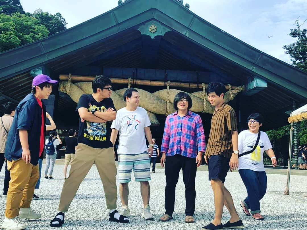 のインスタグラム：「神々が集う大いなる社、出雲大社に松竹芸人が集っている写真📷✨ ・ ・ 朝はえらい雨であきらめかけましたが、昼からお天気がよくなって、 無事にみんなでお参りできました🙇‍♀️🙏 ・ 木下さんはバスで寝てはったけど😁 ・ ・ 今回の出雲もめちゃくちゃ楽しかったなー✨ さすが出雲大社さん、タニシまでも笑顔😲 ・ ・ 文化祭に呼んでくださった #出雲西高校 のみなさん本当にありがとうございました！！ ・ ・ これからもいいご縁に恵まれますように（^人^） ・ ・ #出雲大社 #神々が集う社 #二拝四拍一拝 #縁結びの神様 #島根県 #出雲市 #じんじゃエール #生姜がきいてる #出雲生姜 ・ ・ #TKO さん #オジンオズボーン さん #松原タニシ #チキチキジョニー」