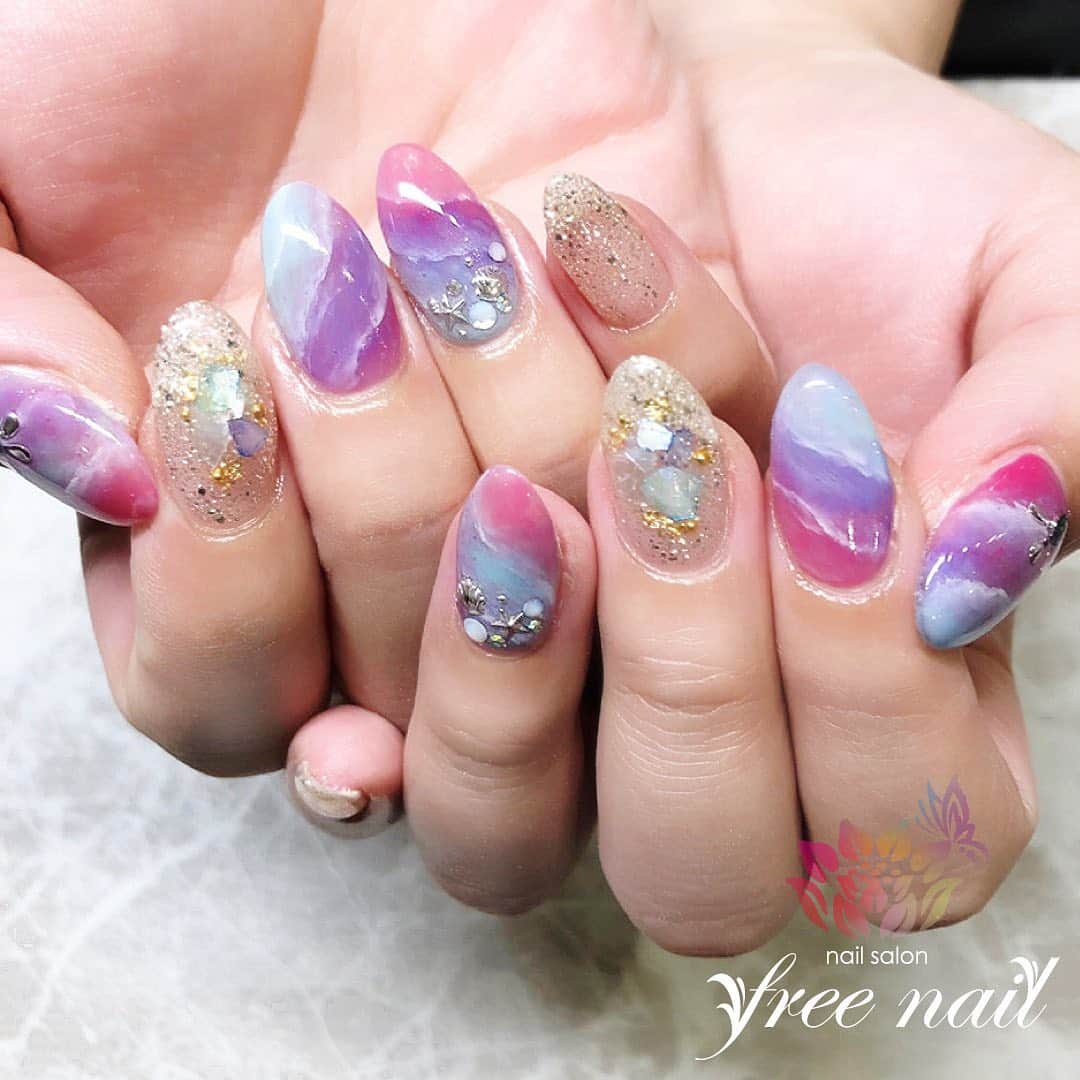 free nail フリーネイルのインスタグラム：「. お客様ネイル💅🏻🍍✨ . グラデーション大理石ネイル💗💜💙✨ . 夏を最後まで味わうネイル🐠✨ . ご来店ありがとうございました🙇🏻‍♀️🙇🏻‍♀️🙇🏻‍♀️💗 . #ネイル #フリーネイル #ネイルアート #ジェルネイル #ネイルサロン #大阪ネイルサロン #ネイルデザイン #ネイルチェンジ #グラデーションネイル #大理石ネイル #シェルネイル #ラメネイル #ピンクネイル #ブルーネイル #パープルネイル #クリアネイル #デザインネイル #シンプルネイル #トレンドネイル #大人ネイル #夏ネイル #美甲 #日式美甲 #summernails #nailsart #nailsalon #nailsdid #newnails #newnail #freenail」