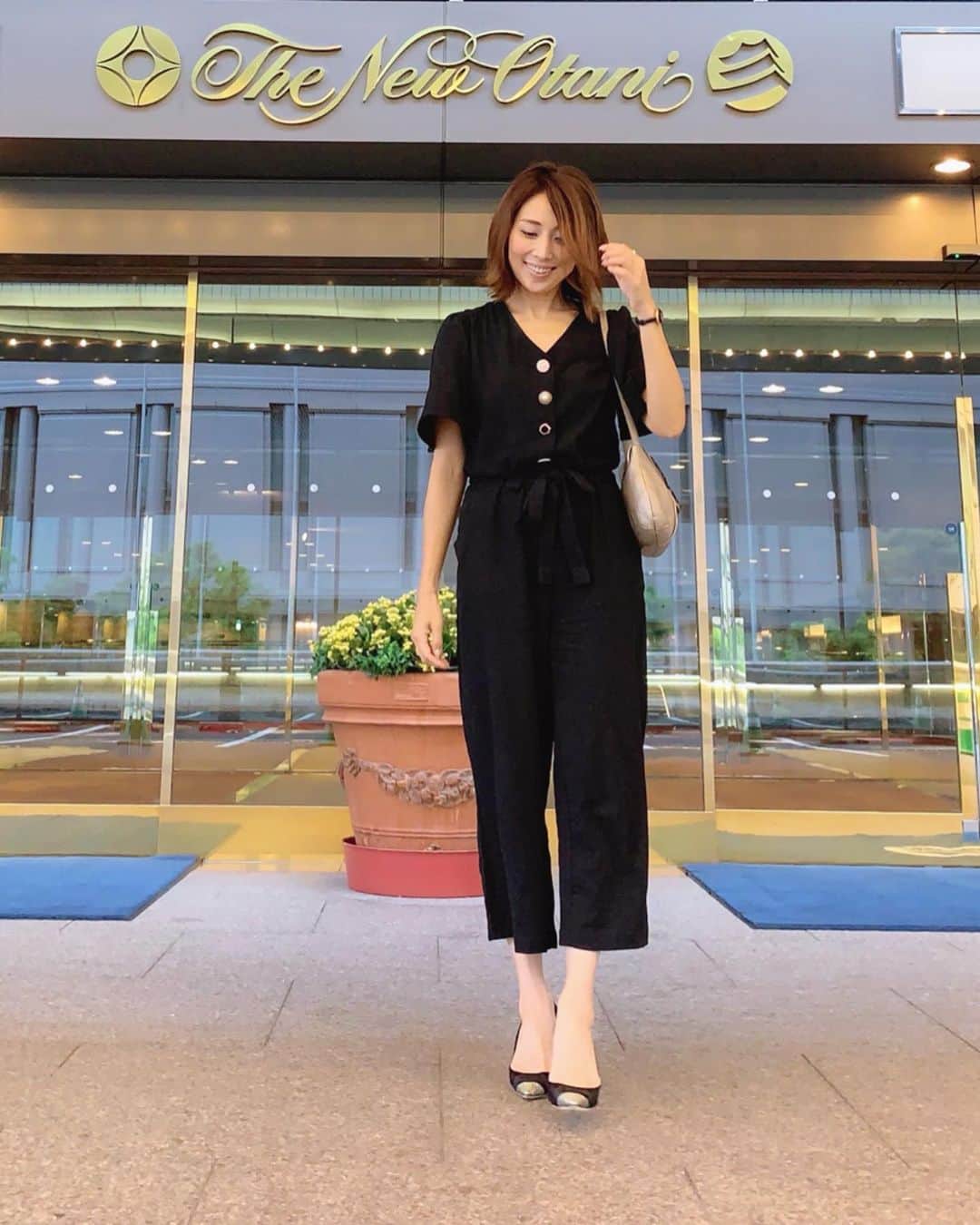 のインスタグラム：「ハイヒールLOVERS Ayako⁑  ナイトプールデビューしようと思ってニューオータニに行ったのに雨で寒くて入れなかった、泣 また来年👙 先日投稿したボディーアーキのウエアが水着みたいなもんか、笑 でもキャッスルビューのお部屋からの大阪城が素晴らしかった🏯城好きにはたまらない BARからも小さく大阪城、見えるかな？  #allinone #day_by_day_tokyo  @day_by_day_tokyo new✨ 色々なボタンが可愛い🖤 LINE友達追加で初回300円クーポンもらえるよLINE ID → @qky7437e #bag #chloe #highheels #jimmychoo  #ハイヒールLOVERS #宮田綾子 #大阪城 #osakacastle #大阪旅行 #osaka #hotelnewotaniosaka #ホテルニューオータニ大阪 #ニューオータニ大阪 #ナイトプール #osakatrip #大阪 #大阪ホテル #newotani #hotelnewotani #旅ジョ #旅スタグラム」