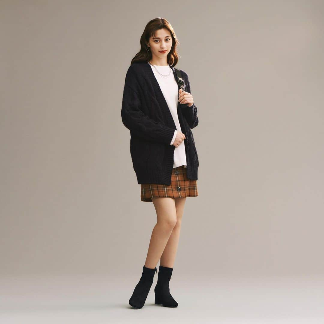 GU Hong Kongさんのインスタグラム写真 - (GU Hong KongInstagram)「【BLACK】 Designed Cardigan | 簡單一件 風格自由體現 . Cable boyfriend cardigan $199 Checked mini skirt $149 Boa body bag $179 . #GUHK #WearTokyoNow #GUStyle #GUCardigan #cardigan #dress #style #fashion #ootd #ootdHongKong #Tokyo」9月2日 14時33分 - gu.hongkong