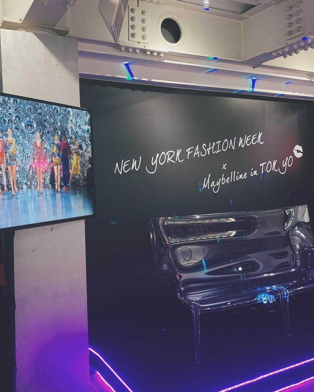 クロエさんのインスタグラム写真 - (クロエInstagram)「New York Fashion Week in MAYBELLIN JAPAN 🍸 ニューヨークファッションウィークのバックステージに入って10周年を迎えようとしている @maybelline 💋. . 新商品もタッチアップしてきたよ〜！ 私もいつも持ち歩いて使っているスーパーステイマットインクにも新色が出てました❤︎ このリップは本当にぴっったり密着して今まで出会ったリップの中でいちばんくらい本当に落ちないの！発色も最高すぎて手放せないリップ。. . 新しいハイパーシャープライナーR にもプラムブラウンの新色も出ていて、リップと合わせて使うのが楽しみすぎる。。💜 #maybelline  #maybellinenewyork #メイベリン　#pr」9月2日 14時35分 - ch__l__oe