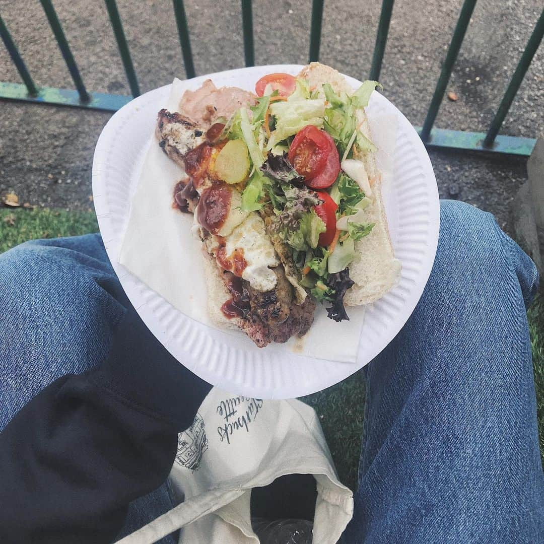 松本ゆいさんのインスタグラム写真 - (松本ゆいInstagram)「Farmers marketでお昼ご飯🤤 ベーコン、ソーセージ、卵と野菜のサンドウィッチ🥪 ソースも好きなの選べて良い♡ #farmersmarket#market#まつゆいの旅#ひとり旅#trip#london#ロンドン#旅」9月2日 14時38分 - yui_m106