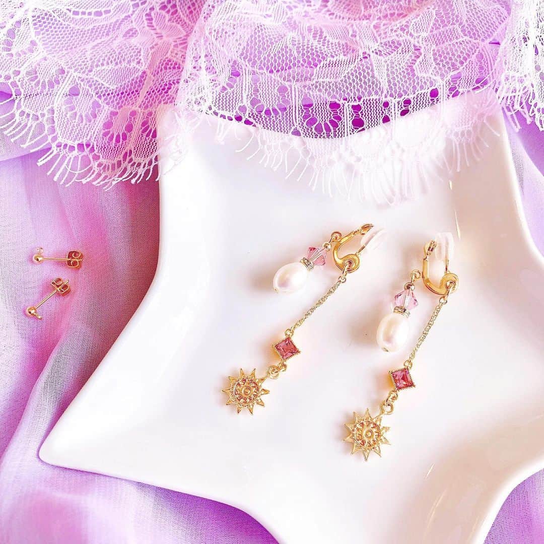 のインスタグラム：「✨お知らせ✨﻿ ﻿ 昨日の投稿のつづき！﻿ プロデュースさせていただく﻿ ジュエリーブランド♥️﻿ ﻿ ガーリー感をコンセプトに、﻿ 大好きなディズニーの世界観をイメージして﻿ デザインしたイヤリング＆ピアス🎀🎀﻿ ﻿ ﻿ 💫ラプンツェルイメージイヤリングorピアス﻿ (スワロフスキー・淡水パール・真鍮)﻿ ﻿ ﻿ 色合いや太陽のチャーム、﻿ こっちも細部にまでこだわってパーツを選んで﻿ キラキラ感と可憐さを✨﻿ ﻿ 前と後ろ、2箇所のイヤリング(ピアス)部分から﻿ それぞれパーツが揺れるデザイン🎵﻿ ﻿ ﻿ 普段使いにはもちろん、﻿ Dハロでプリンセス仮装やる人にも﻿ 付けてもらえたりしたら嬉しいなー💕﻿ わたしも愛用してます💕😋﻿ ﻿ プロフィールに貼ったURLから﻿ ショップページに飛べるから、﻿ 興味もってくれた人はぜひ見てみてね✨💍﻿ ﻿ 昨日写真投稿したジャスミンイメージピアスも﻿ よろしくです💫﻿ ﻿ ﻿ ﻿ ブランド名は〝omari〟です🎀﻿ 〜プチスペシャルでガーリーな気分をアップさせる﻿ アクセサリーブランド〜﻿ ﻿ ﻿ #イヤリング#ピアス#アクセサリー#オリジナルアクセサリー#アクセサリーデザイン#アクセサリーブランド#オリジナルブランド#ラプンツェル#ラプンツェルコーデ」