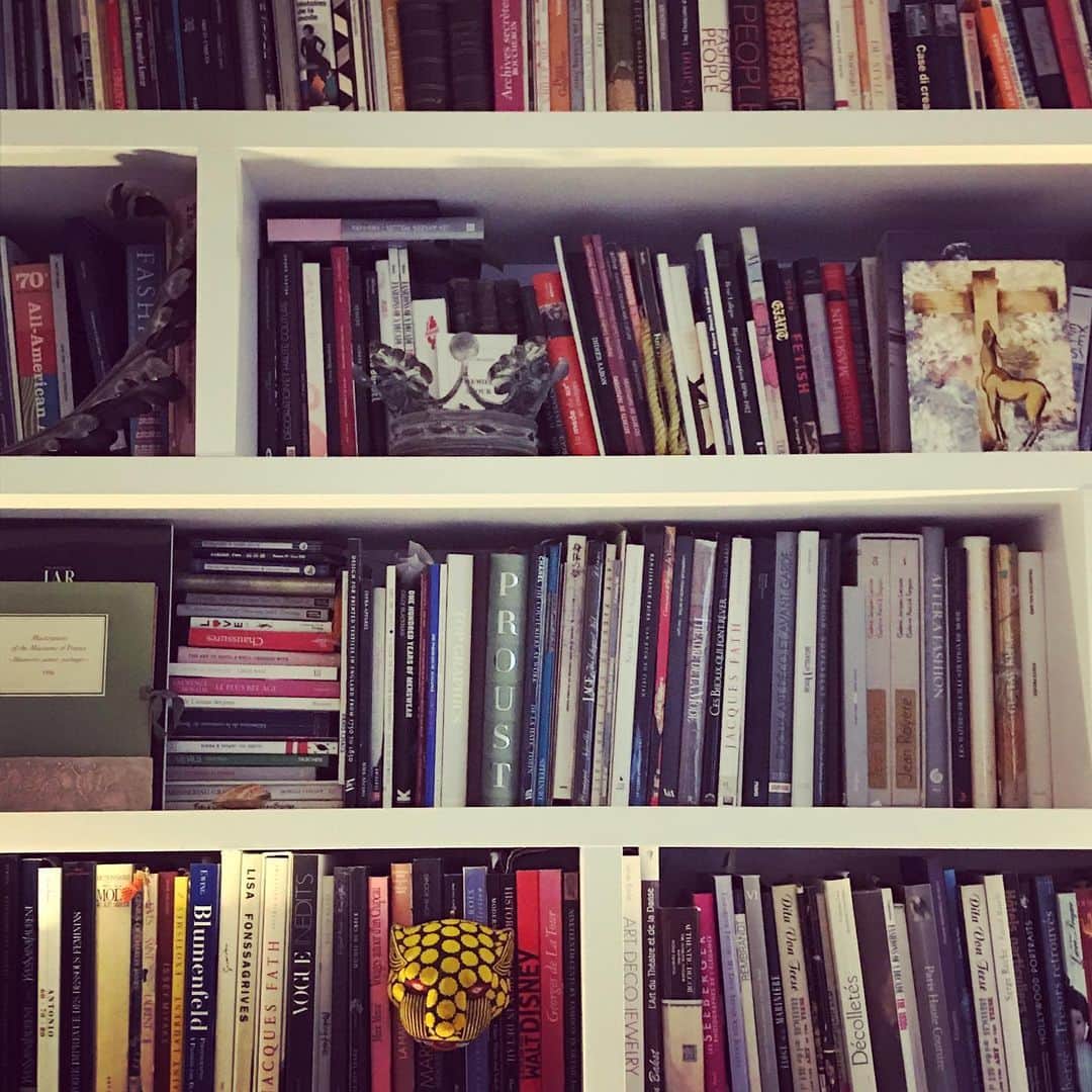 アレクシマビーユのインスタグラム：「Back to Studio @alexismabille #homesweethome #studio #researchers #newcollection #bibliotheque #alexismabille #books #archives #luckycharms #library #athome」