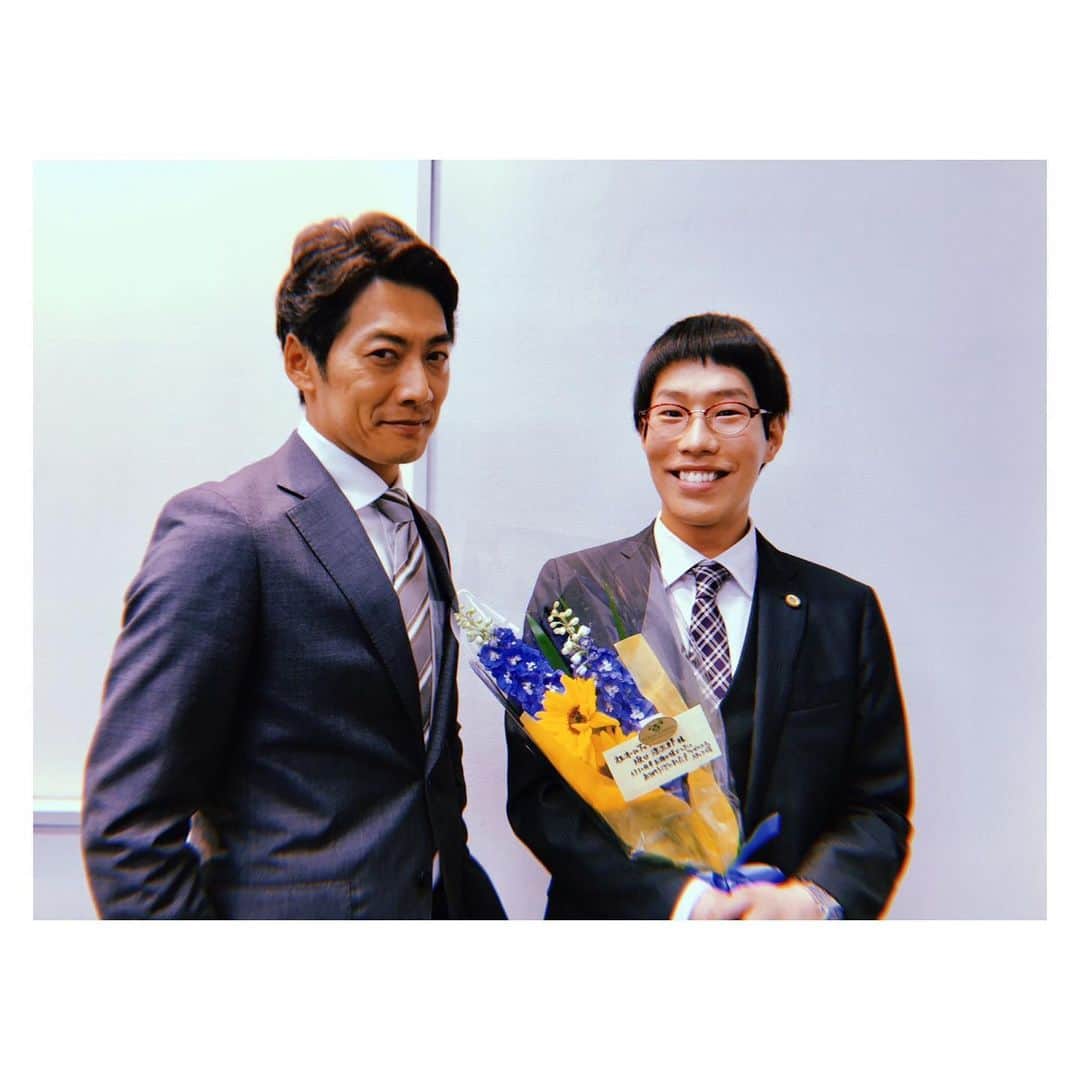 のインスタグラム：「今夜10時📺⚡️ 「リーガル・ハート 〜いのちの再建弁護士〜」最終話 見惚れるほど格好良かった反町隆史さん。 何も言わずに僕の頭や肩に触れ、励ましてくださったその情の深さと優しさに、憧れと敬意を抱きました。 今夜で最終回。 村越誠一弁護士事務所の行く末をお見逃しなく！ #リーガルハート #リーガルハートいのちの再建弁護士  #反町隆史 先輩」