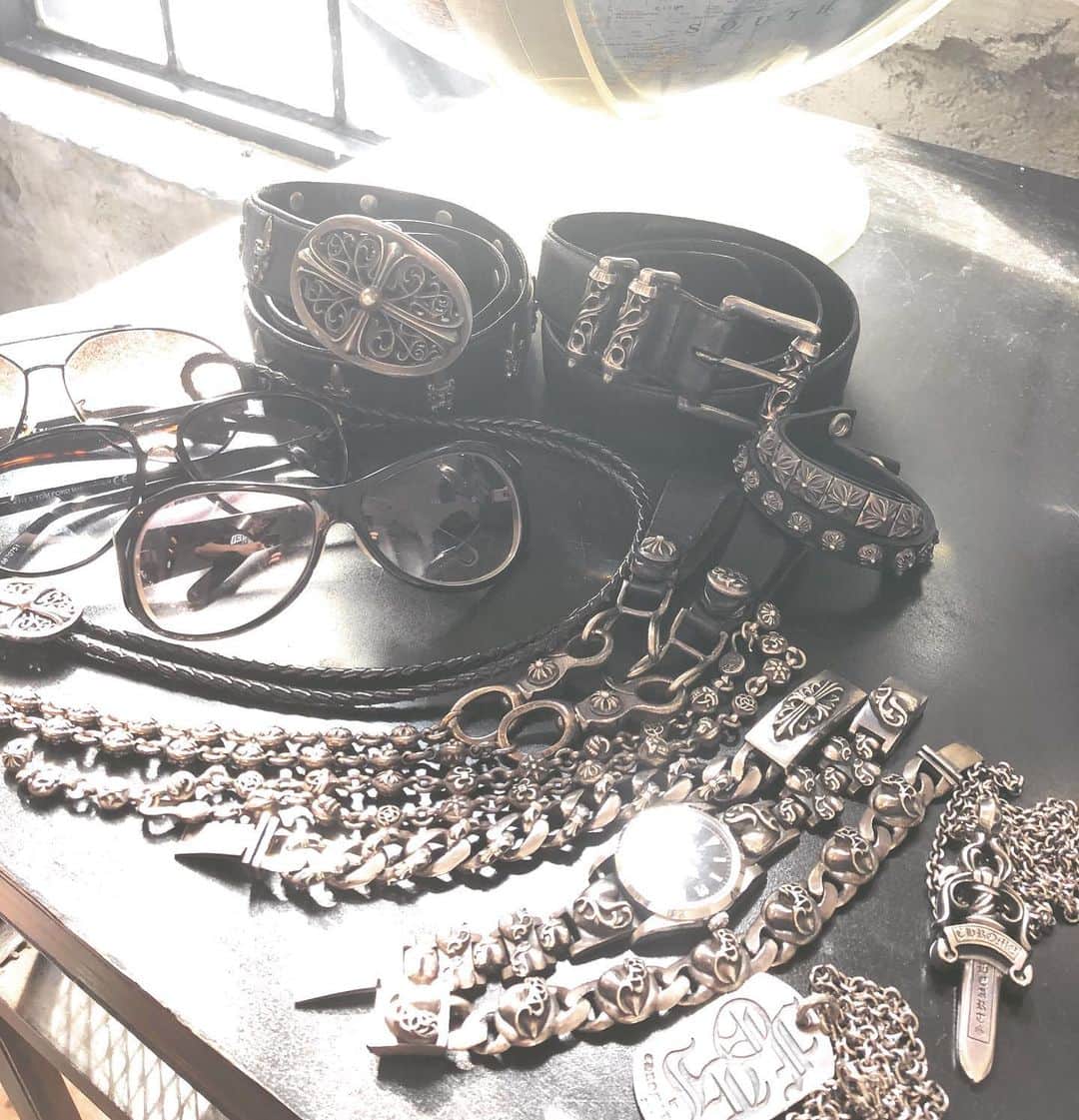 SHINPEIのインスタグラム：「撮影中。久しぶりにアクセサリー集合！  #chromehearts」