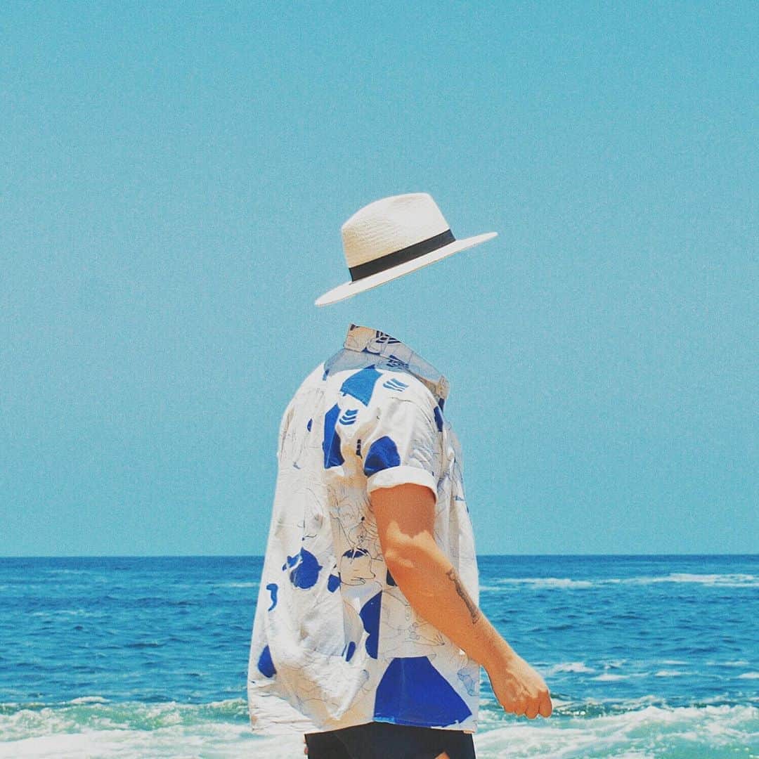 Giuseppe Pepeのインスタグラム：「#LoosingMyMind . ~ THE ECO OF THE SUMMER 🌞🌺 🌊 3/3 . How would you look without your head? . This is my visual experiment born a few time ago with the global community of creatives user of @instagram, today I’m still here with the same passion and creative energy for continue to inspire me with all of these headless shots that comes from all of the world and for continue (or at least I try) to amaze you. . Why all these headless shot? We all often loose our head for something or someone, it may happen every day or at least once in a life time. This happens to all of us and that's what I want to suggest, How would we look without our heads, without our body engine? could we frame this pic? this image may look funny, scary, unique… I thought why not to "remove completely" our heads off to see what it looks like. The result came, and sometimes it's amazing. . Thanks @patolepatan from México 🇲🇽 for this shot and for be part of my headless project. #pepedsgn」