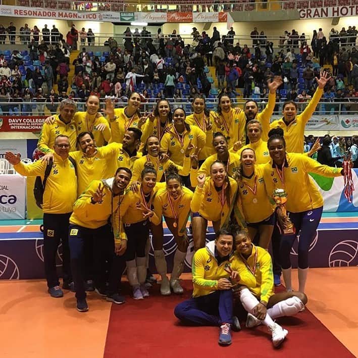 シェイラ・カストロのインスタグラム：「Parabéns time!!! Mais um ouro!!! Muito feliz em fazer parte disso novamente! #seleçãobrasileira #volei #sulamericano #sheillacastro #cbv」