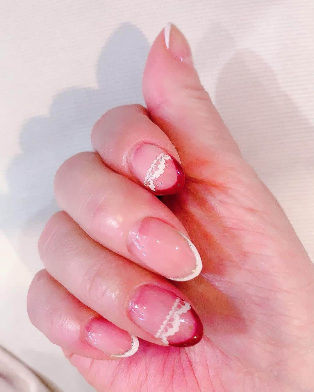 NAOMIさんのインスタグラム写真 - (NAOMIInstagram)「Nail care&color change day👋  旅に出る前に。  #いつもの白細フレンチに #2本ずつ #ボルトーに白レースを付けて #秋nail #旅nail #フレンチ派 #50代nail✨」9月2日 15時01分 - naominakano703