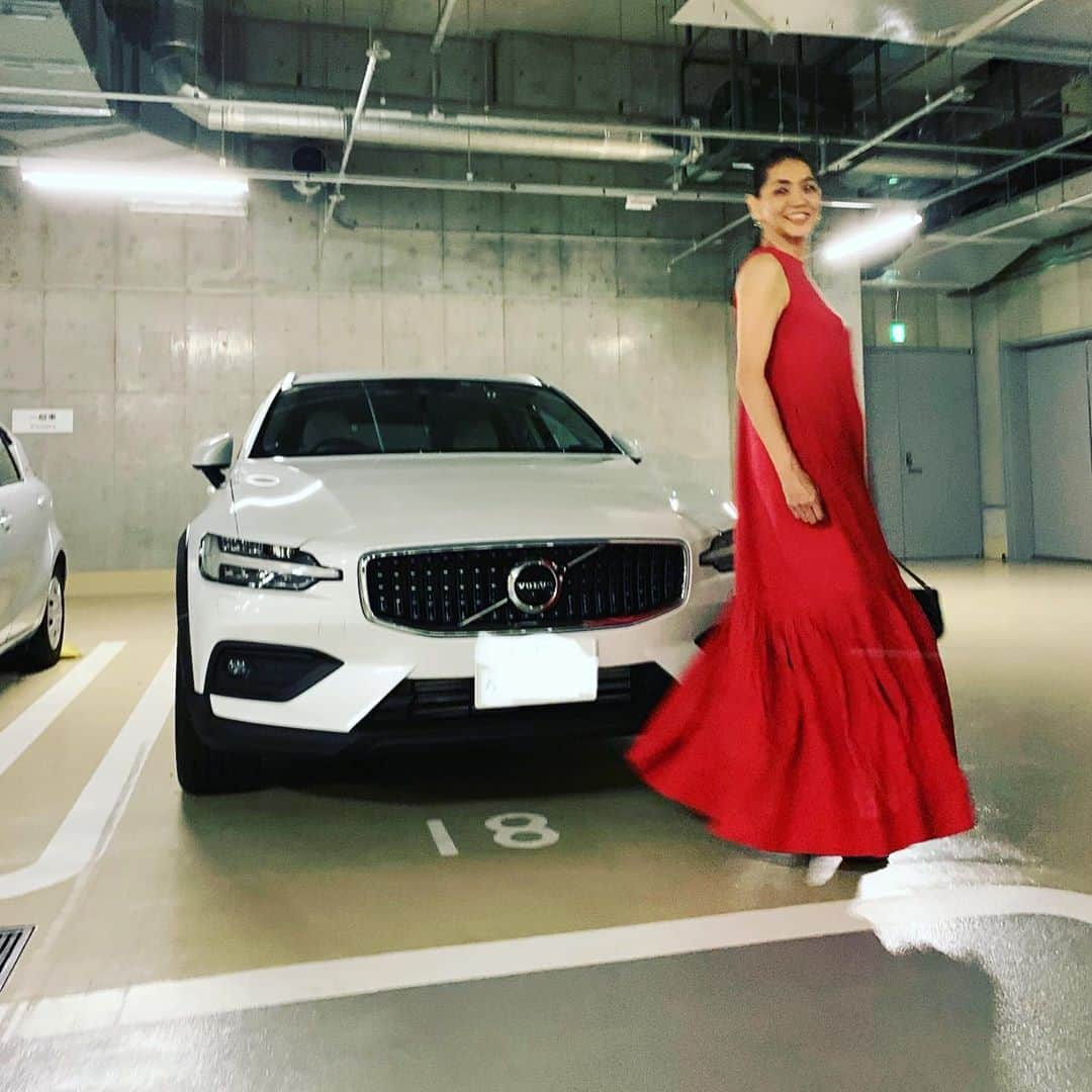 前田典子さんのインスタグラム写真 - (前田典子Instagram)「赤いドレスと白い車🚗 #お出かけ #volvo #volvocrosscountryv60  #丸山敬太さんの赤いドレスで @keitamaruyama ❤️ #ボルボv60  #ボルボアンバサダー #volvoambassador #マエノリ　#前田典子」9月2日 15時01分 - maenorichang