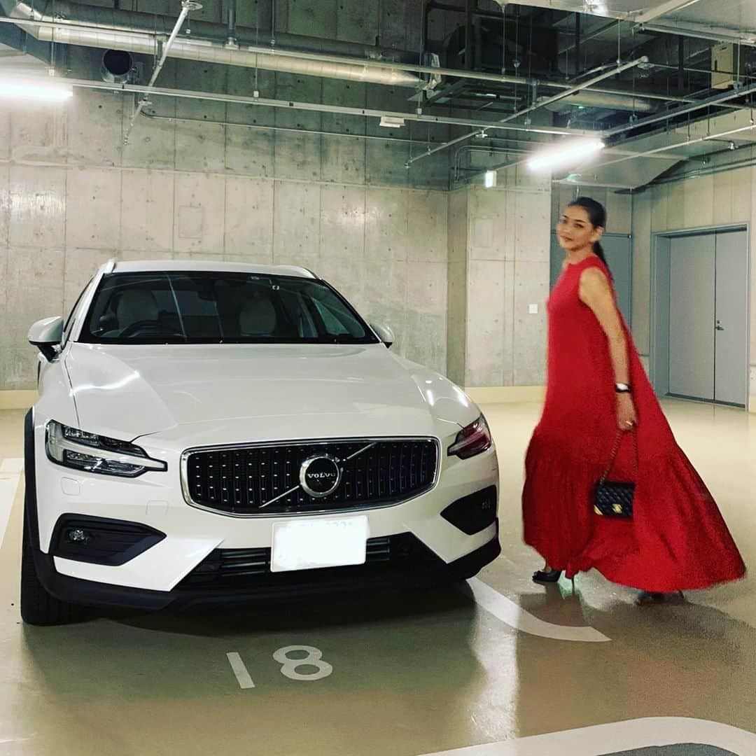 前田典子さんのインスタグラム写真 - (前田典子Instagram)「赤いドレスと白い車🚗 #お出かけ #volvo #volvocrosscountryv60  #丸山敬太さんの赤いドレスで @keitamaruyama ❤️ #ボルボv60  #ボルボアンバサダー #volvoambassador #マエノリ　#前田典子」9月2日 15時01分 - maenorichang