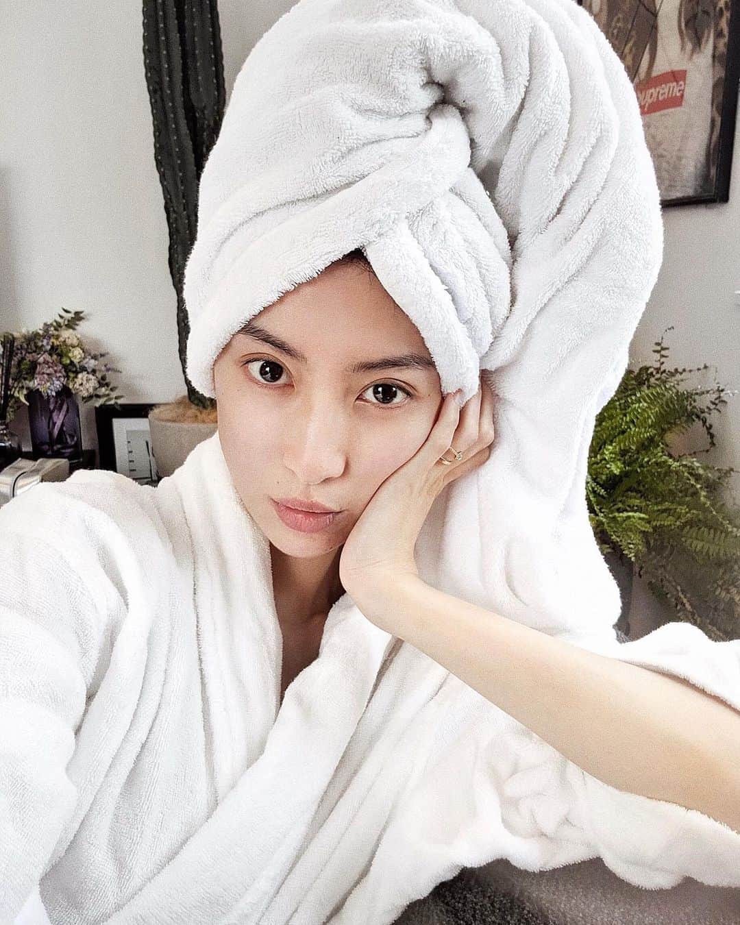 ソンイのインスタグラム：「どすっぴんだけど盛れてる秘密わかる？🤫﻿ 変わったところは眉毛！！ 念願の眉アートメイクしてきました🥺👏🏼﻿ ﻿ 実は去年の7月にも予約していたんだけど妊娠がわかりキャンセルしていたので、産後落ち着いてきたタイミングで再予約しやっと行けました🥰❤️﻿ ﻿ 最近はいろんなアートメイクのサロンがあるけど、私はどうしても @medicalbrows さんで施術をお願いしたくて🥺✨﻿ サロンアカウント見れば伝わると思うけど、毛並み感がダントツで自然で、この技術に一目惚れしてアートメイクする事を決めたほど☺️🙏🏻﻿ ﻿ 私の眉毛は毛量はあるけど毛質が細くて色も薄く。。﻿ 美容液とかで育毛したところで濃くはならず、それが昔からすごく嫌で😔﻿ なのでアートメイクという技術で改善されて本当に嬉しいし大満足❤️💯❤️💯﻿ ﻿ お仕事柄眉毛の形は固定できないしすっぴん時でも自然になるように、あまり太眉にはせず眉尻も短めにして、自眉の足りないところを埋めてもらう感じにしました✨﻿ ﻿ 1枚目の写真は施術2週間後のすっぴん、2.3枚目はメイクしている施術直後😳 直後なのにこの自然な馴染み具合は本当にすごいです👏🏼💕 (施術時に肌が紫外線アレルギーで鬼荒れててガーン🤢)﻿ 担当は表参道院の @medicalbrows_nishide さんです🌹﻿ ﻿ 2回目の施術で定着させていくので、次お願いするのもすっごく楽しみ💕またその時はレポしますね☺️﻿ 毎日のメイクも楽になったしすっぴんでも顔がハッキリして、超さいこーーう👏🏼✨❤️﻿ この感動を伝えたくて文長くなっちゃった😂﻿ ﻿ (授乳中の方は48時間授乳できないので搾乳母乳の保存か粉ミルクでの対応になります🍼)﻿ ﻿ #メディカルブロー表参道院 #メディカルブロー﻿ #アートメイク #メディカルアートメイク #Medicalbrows﻿ #6Dストローク #美容医療 #医療アートメイク #美眉 #美容﻿ #眉アートメイク」