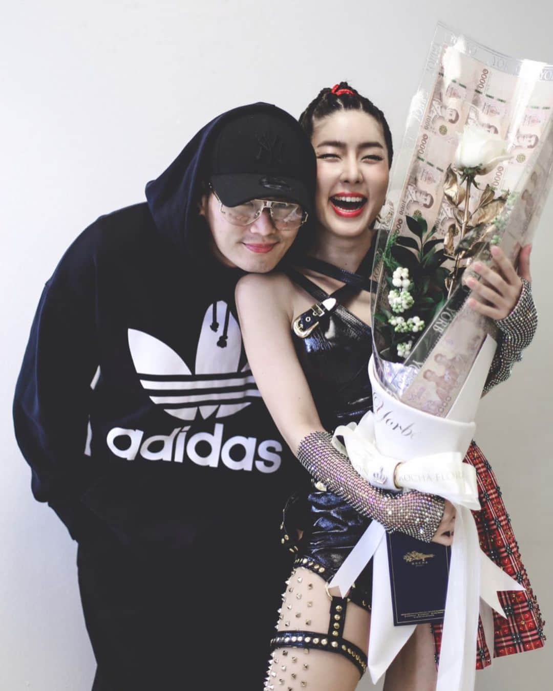のインスタグラム：「_* Last but not least  from my yorbo☺️ . . ได้ช่อดอกไม้แบบนี้ หนูอยาก ขึ้นคอนเสิร์ตทุกวันเลยค้าบบ🤣 ขอบคุณนะคะ ที่มาเป็นกำลังใจ ตั้งแต่ บล็อกกิ้ง ดูท่าเต้นให้สวย งามมากขึ้น หนูดีใจมากที่อยู่ด้วย กันข้างๆได้แชร์โมเมนต์ที่หนูได้ขึ้น เวทีอิมแพ็คครั้งแรกในชีวิต☺️🥰 ขอบคุณมากค่ะ ยอโบ @hunz_iph . . ป.ล. เดือนหน้าหนูขึ้นคอนเสิร์ต ที่ราชบุรีนะคะ หนูพูดแค่ลอยๆ  อยากเล่าให้ฟังเฉยๆค่ะ 😌🤣 📸 @keawsrip  #torsaksittodaylive」
