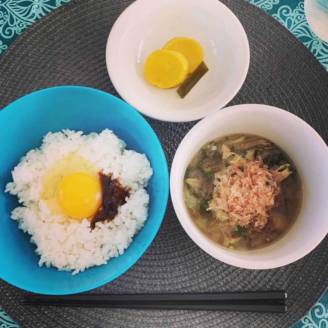 のインスタグラム：「これぞ日本の朝ご飯☀️🍽 お世話になっているお姉様方に 頂いた生卵、昆布とたまり醤油のだし醤油で卵かけごはん。 自家製たくわんもいただきました。  新月明けですが、 まるで満月のような朝ごはん🌕  満たされる喜び。 ご馳走さまでした🍽  #maui #マウイ #liveontheearth #地球に寄り添った暮らし方  #mauinokaoi  #Hawaii #aloha #和食 #朝ごはん #japanesestylebreakfast #healmyself  #フードマエストロ #foodmaestro  #ナチュラルビューティスタイリスト #ツタエルヒト。」