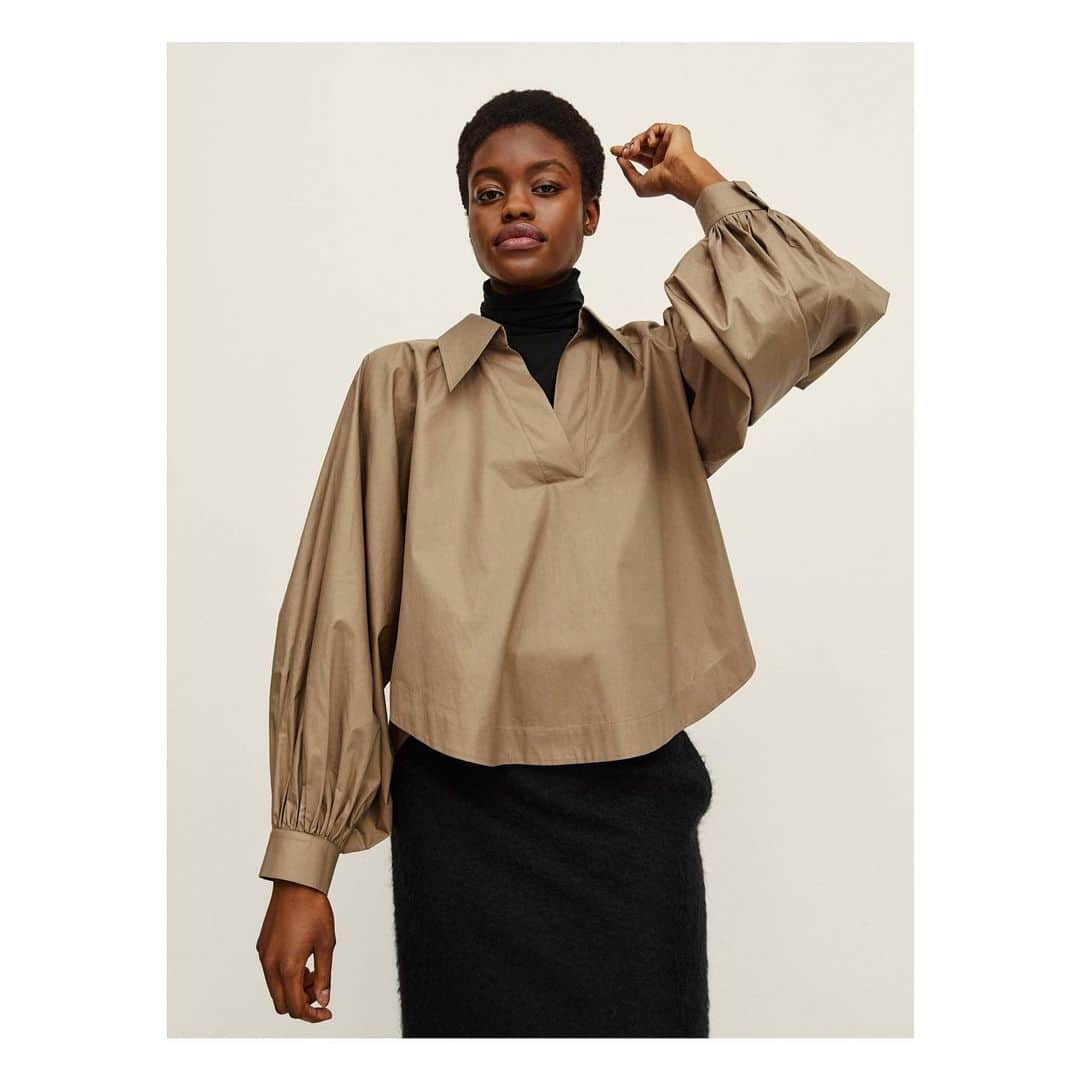 のインスタグラム：「Moss 🖤 Puffy sleeves  #mondayshirt #rikastudios」