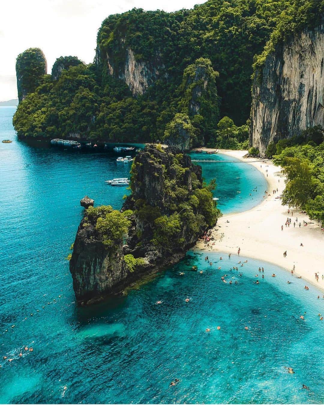 Earth Picsさんのインスタグラム写真 - (Earth PicsInstagram)「A perfect shot of Hong Island, Krabi Thailand 🇹🇭 by @backpackerhumpback」9月2日 15時49分 - earthpix