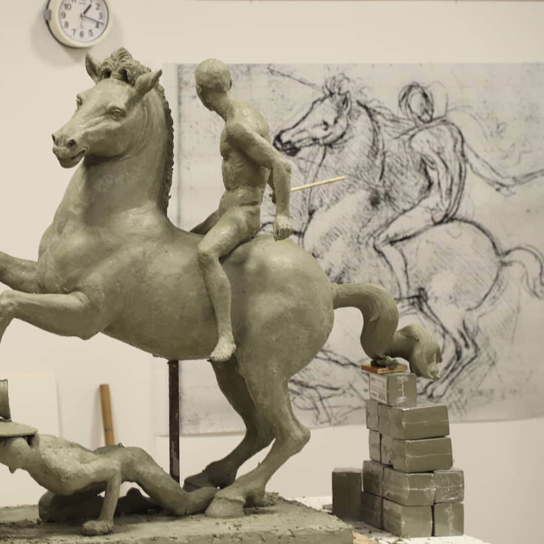 東京造形大学 Tokyo Zokei Universityさんのインスタグラム写真 - (東京造形大学 Tokyo Zokei UniversityInstagram)「_ 「ダ・ヴィンチ没後500年『夢の実現』展」の開催に向けて挑んでいる「スフォルツァ騎馬像」の復元。 レオナルド・ダ・ヴィンチが思い描いた夢の実現に、また一歩近づきました🐎🗡 ・ 「レオナルドが思い描いた夢を、500年後の今なら実現できるはず。実現させてあげたい！ 」という思いからスタートした本プロジェクト。 この「スフォルツァ騎馬像」等の各再現作品は、2020年1月に代官山ヒルサイドフォーラムにて展示致します🖼 ・ 本プロジェクトの特設サイトも公開中！ “夢の実現展”で検索してみてください🔍 ・ ■□■□■□■□■□■□■□■□■□ 東京造形大学 Presents ダ・ヴィンチ没後500年 「夢の実現」展 2020年1/5(日)～1/26(日) 代官山ヒルサイドフォーラム ■□■ □■□■□■□■□■□■□■□ ・ #東京造形大学 #美術大学 #美大 #レオナルド #ダヴィンチ #巨匠 #学生 #教員 #お楽しみに #davinci #zokeidavinci #美術 #デザイン #彫刻 #vr #ヴァーチャル #展覧会 #夢 #幻 #実現 #スフォルツァ騎馬像 #最後の晩餐  #聖ヒエロニムス #ジネヴラ #代官山ヒルサイドフォーラム」9月2日 15時51分 - tokyo_zokei_univ_official