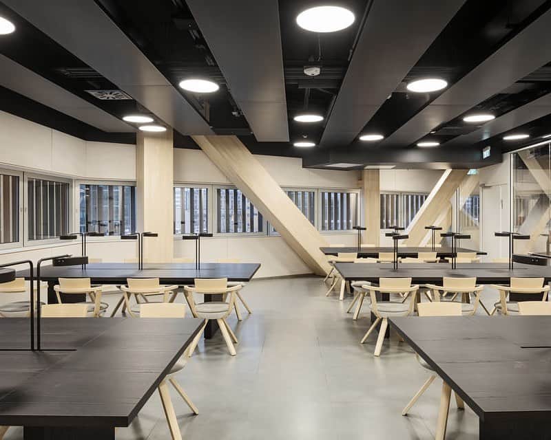 Artekさんのインスタグラム写真 - (ArtekInstagram)「A winning team: On August 27, Helsinki‘s Central Library Oodi was chosen as the 2019 Public Library of the Year. Besides infinite reading material at Oodi you also find a reading room furnished with the Rival Chairs, designed by Konstantin Grcic for Artek. @oodihelsinki #oodihelsinki #artek #rivalchair #konstantingrcic」9月2日 15時52分 - artekglobal