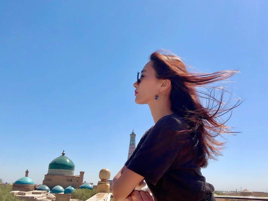 桐山マキさんのインスタグラム写真 - (桐山マキInstagram)「. . KHIVA . . This is a great city in Uzbekistan 🇺🇿 . . Tashkent から 飛行機で1時間くらいの場所☺︎ ここは、 ゲームオブスローンズのモデルになった街と言われてるそうです！ . . . もっかい 来たいと思った街♡ . . #uzbekistan  #khiva #visituzbekistan  #love #city #amazing #fashion #country #ウズベキスタン #この街素敵 #夜もまた素敵 #また来たいまち #ゲームオブスローンズ #映画の中の世界みたい #すぐ横は砂漠 #顔はパリパリ #私の知らない Uzbekistan #想像以上に素晴らしい国 #🇺🇿」9月2日 15時57分 - maki_kiriyama
